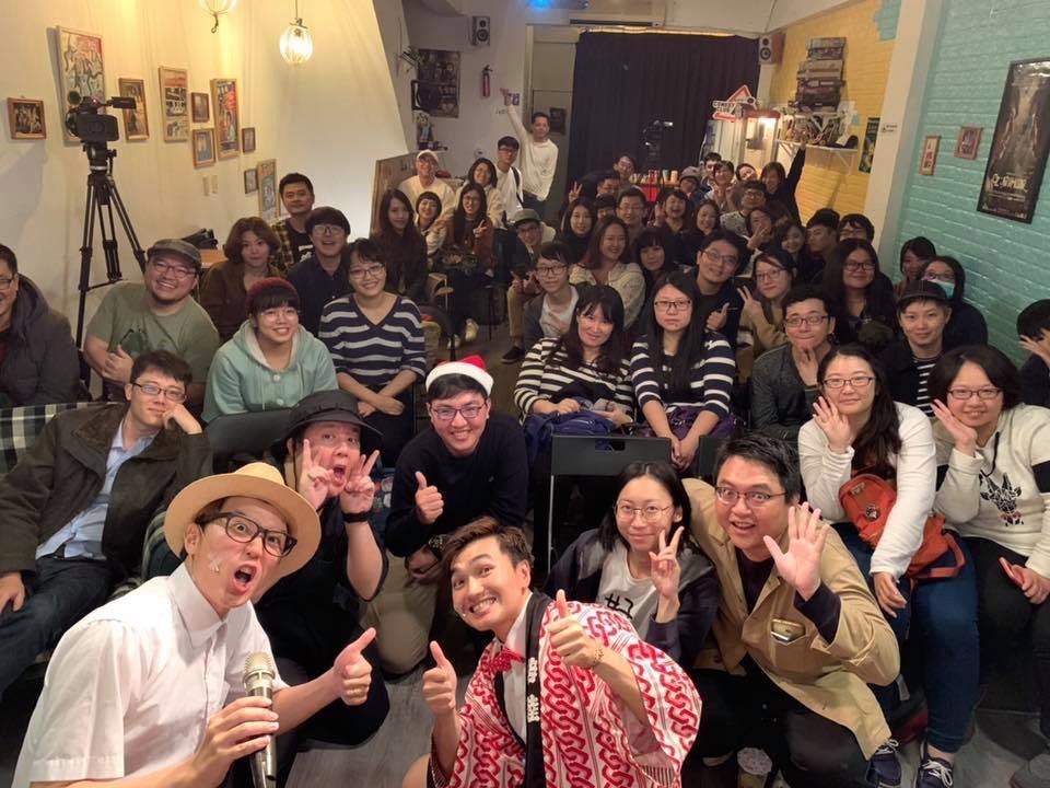 「漫才少爺」太田拓郎（前排左2）和三木奮（前排左1）來台5年，已能掌握台灣觀眾的笑點。（風尚精選提供）