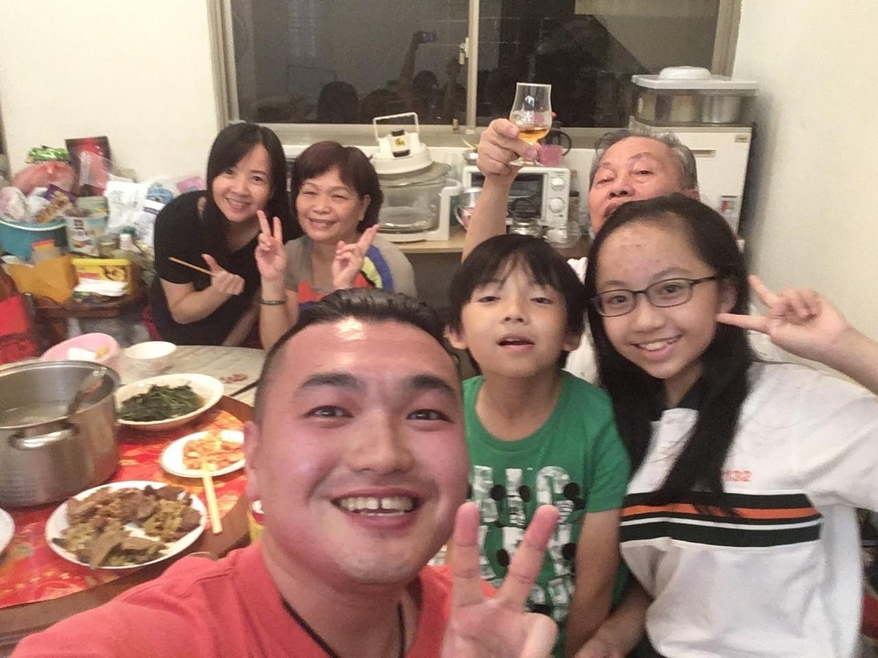 太田拓郎(前)非常融入台灣人的生活和飲食習慣。(風尚精選提供)