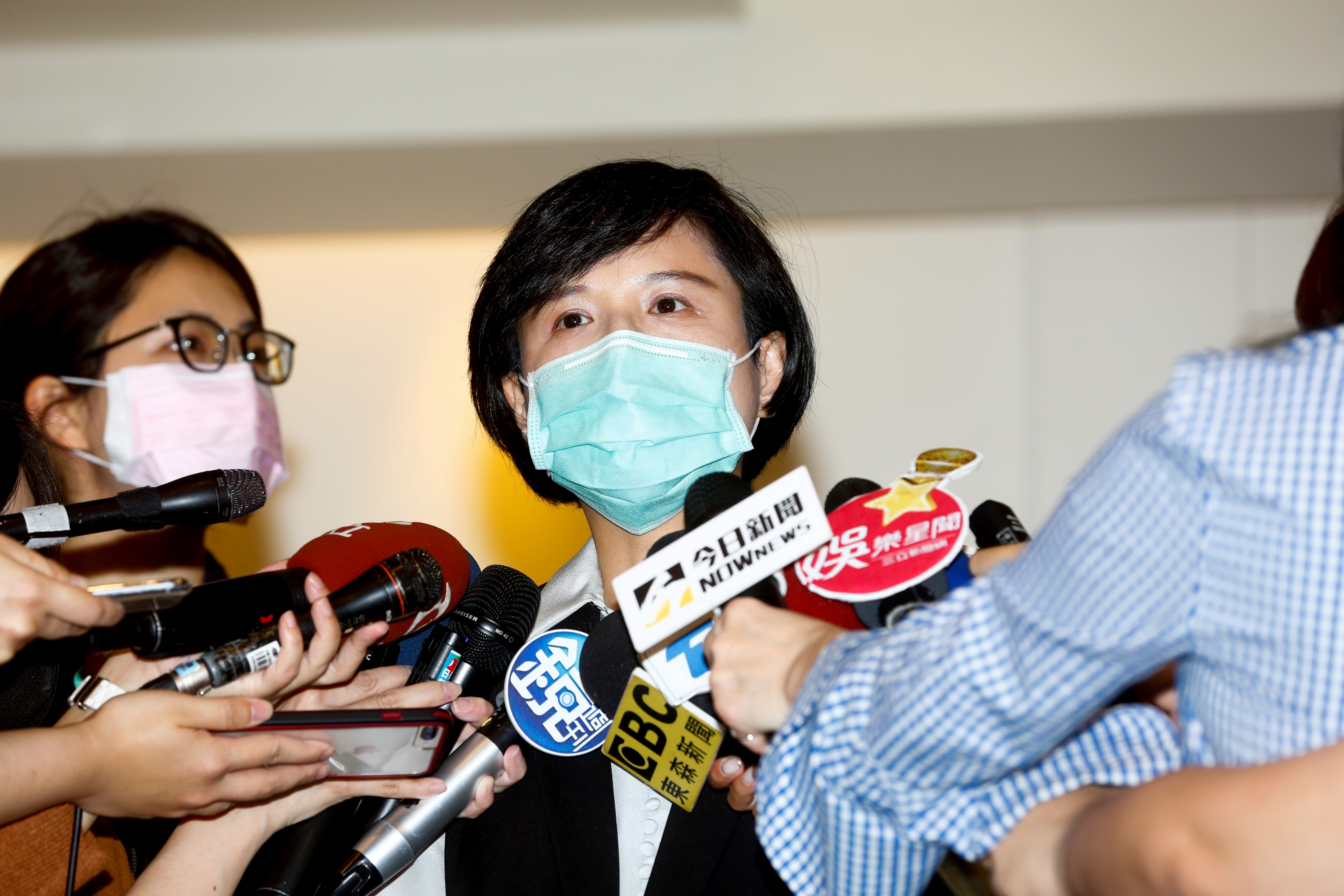 文化部長鄭麗君前去劉真靈堂弔唁致意。