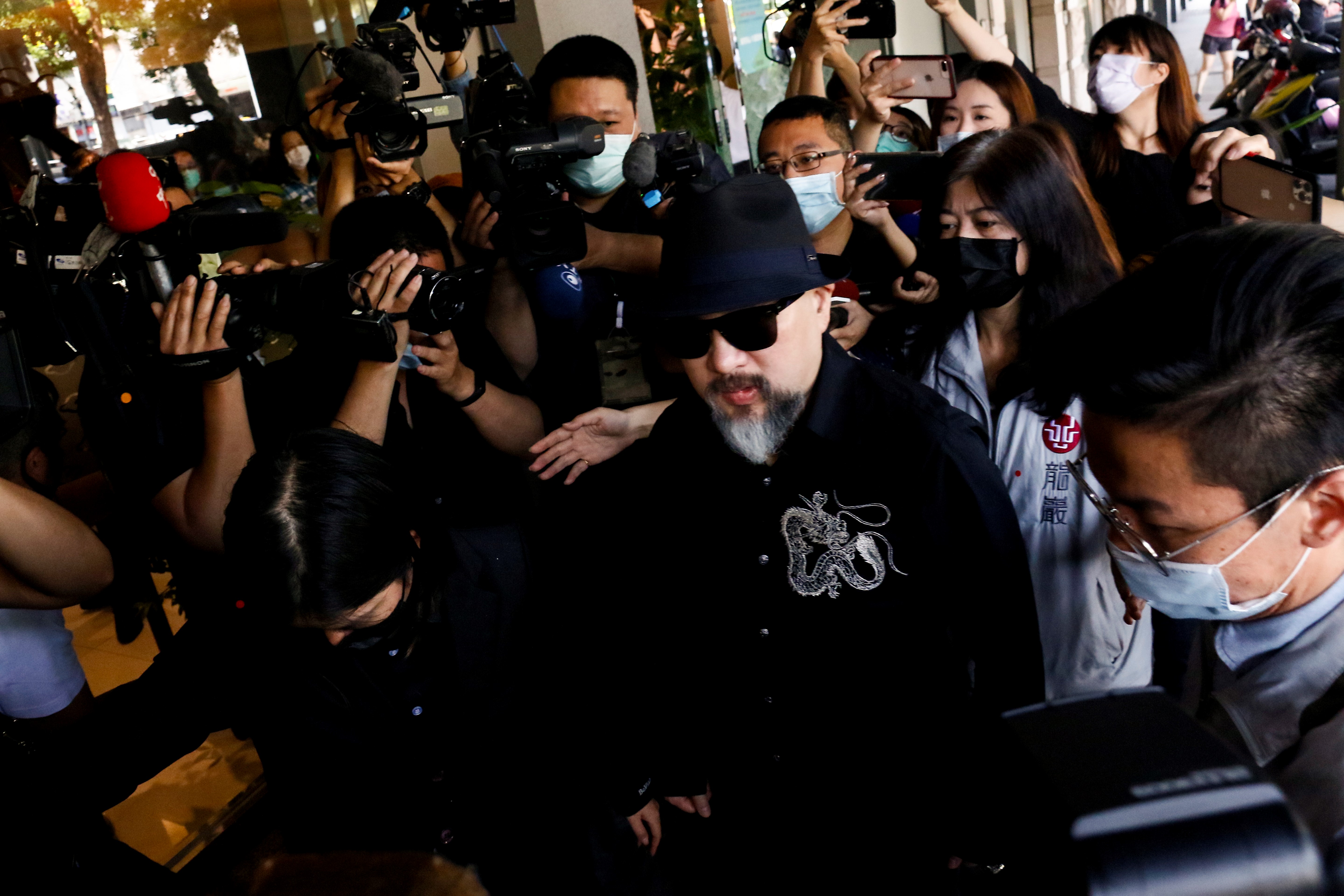 辛龍一身黑衣一早來到愛妻的靈堂，始終不發一語。