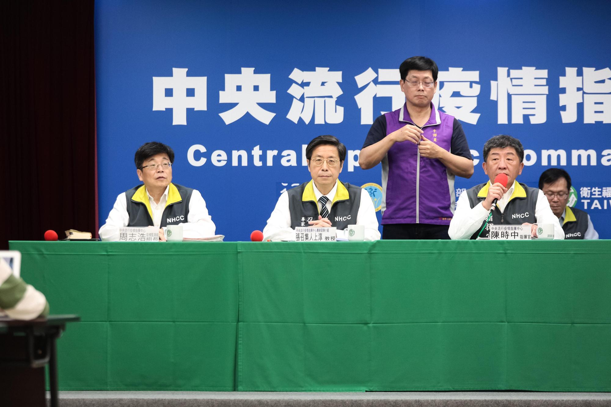 多日不見的專家諮詢小組召集人張上淳出現在記者會。(中央流行疫情指揮中心提供)