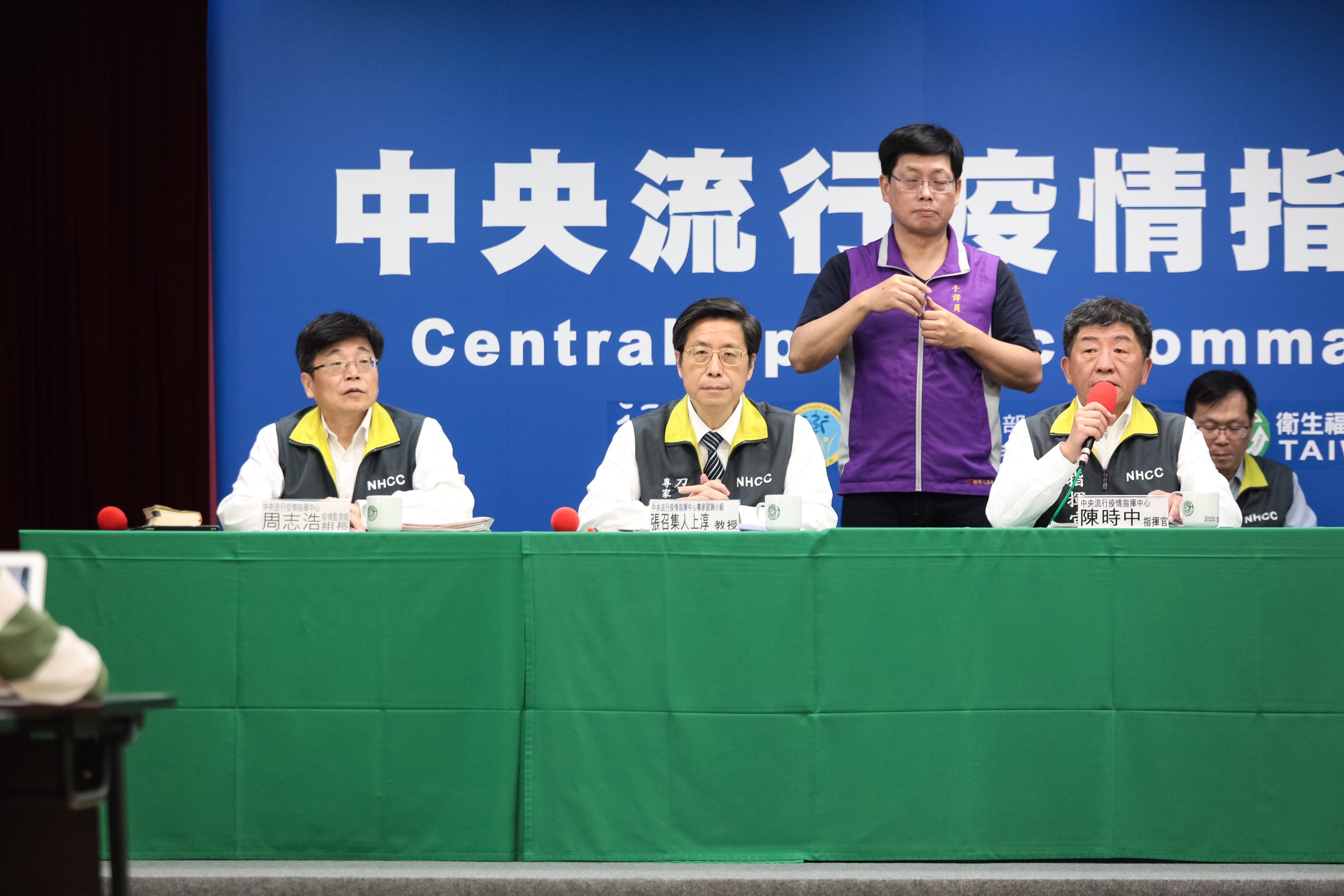 多日不見的專家諮詢小組召集人張上淳出現在記者會。（中央流行疫情指揮中心提供）