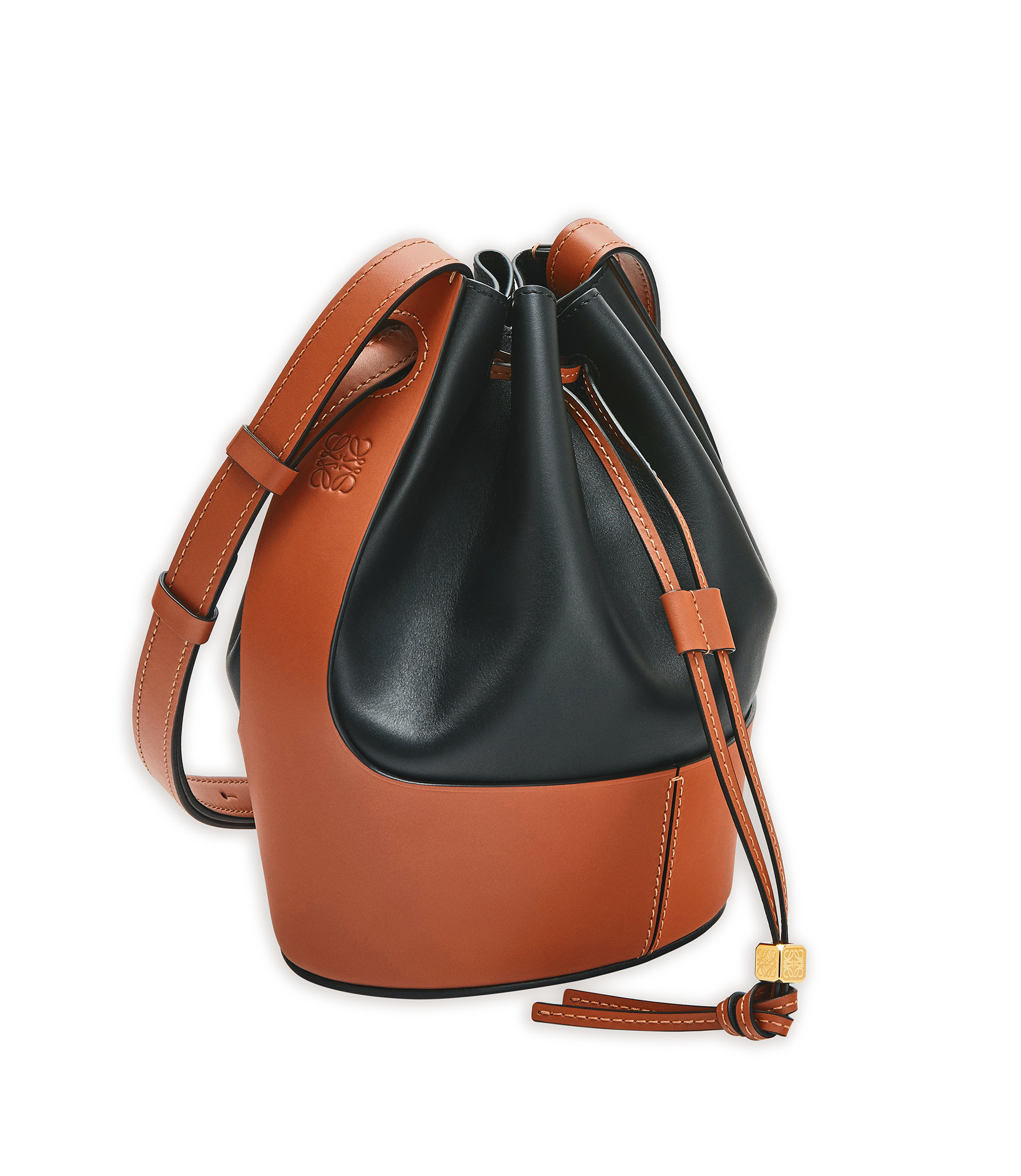 拼色小牛皮水桶肩背提包 NT$83,000。(LOEWE提供)