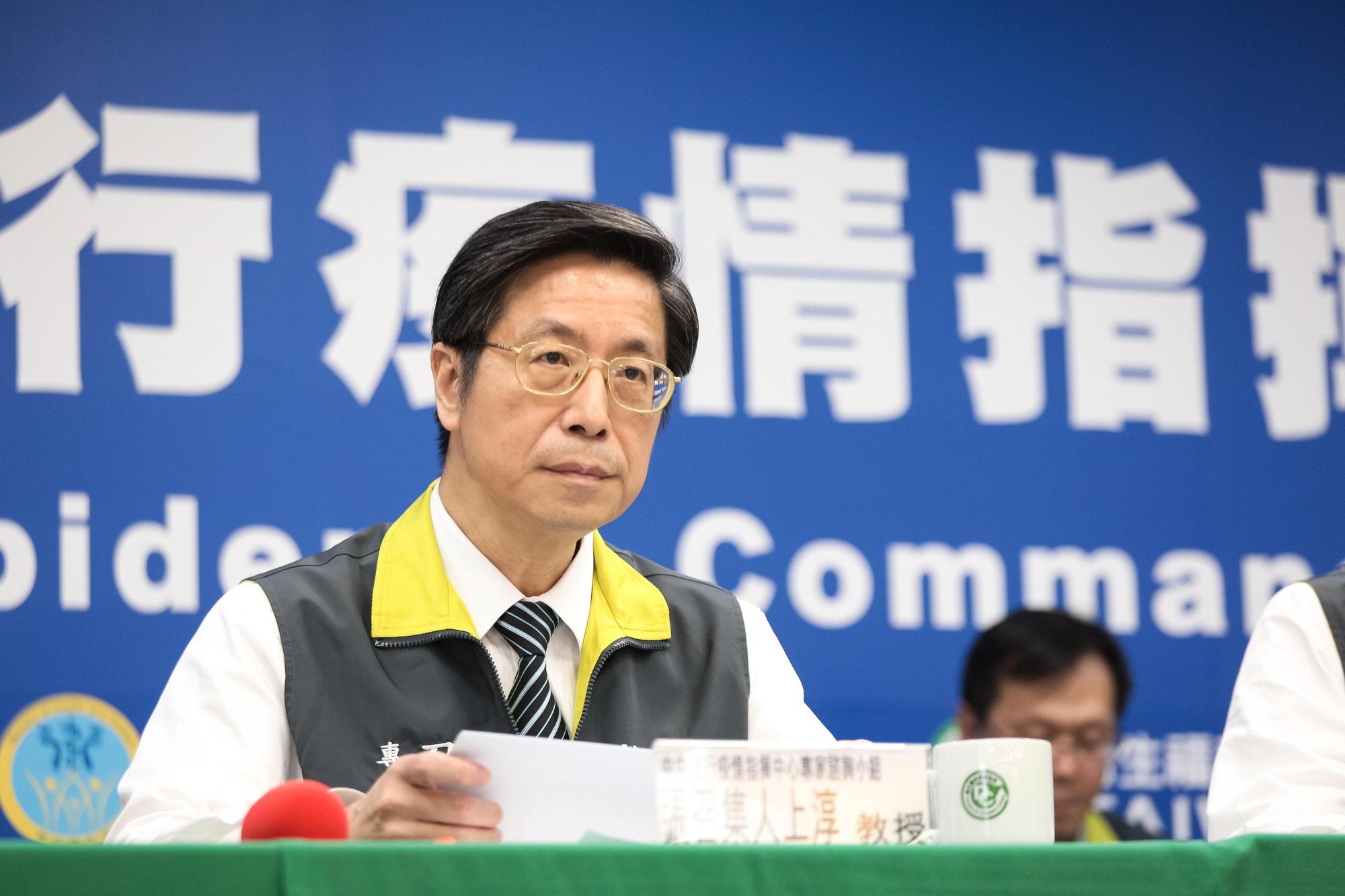 專家諮詢小組召集人張上淳,首度公布台灣總體確診個案分析。(中央流行疫情指揮中心提供)