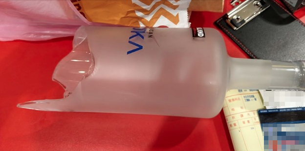 網友拿著下半瓶身破掉的伏特加退貨，大讚北投好市多還願意退費「太佛心」。（翻攝自COSTCO 好市多 消費經驗分享區粉絲團）