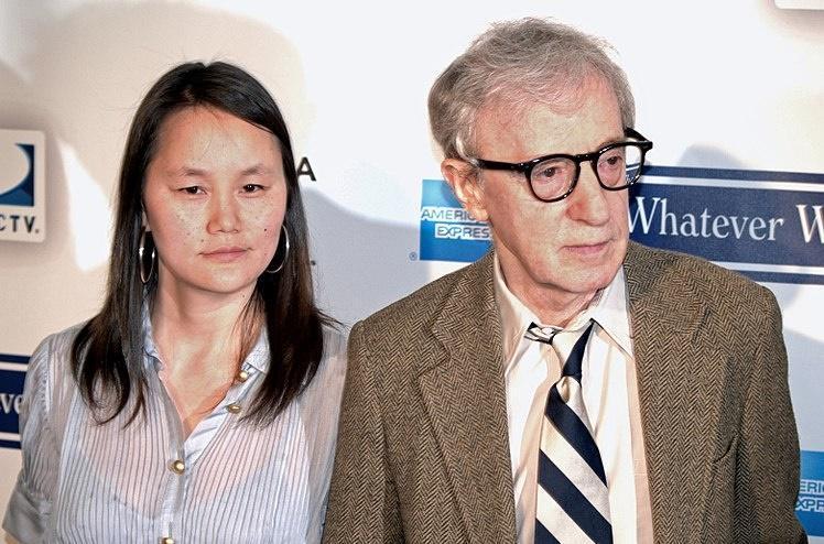 84歲好萊塢大導演伍迪艾倫(右)出書敘述與現任妻子49歲宋宜(左)的愛情始末。(取自Wikimedia Commons)