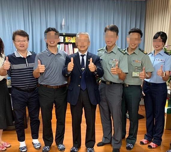 南亞技術學院約聘副校長羅時逢(左一),遭前校長等人指控坐領乾薪、私用公務車。(翻攝IG)