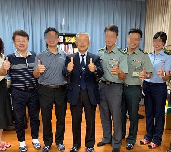 南亞技術學院約聘副校長羅時逢（左一），遭前校長等人指控坐領乾薪、私用公務車。（翻攝IG）