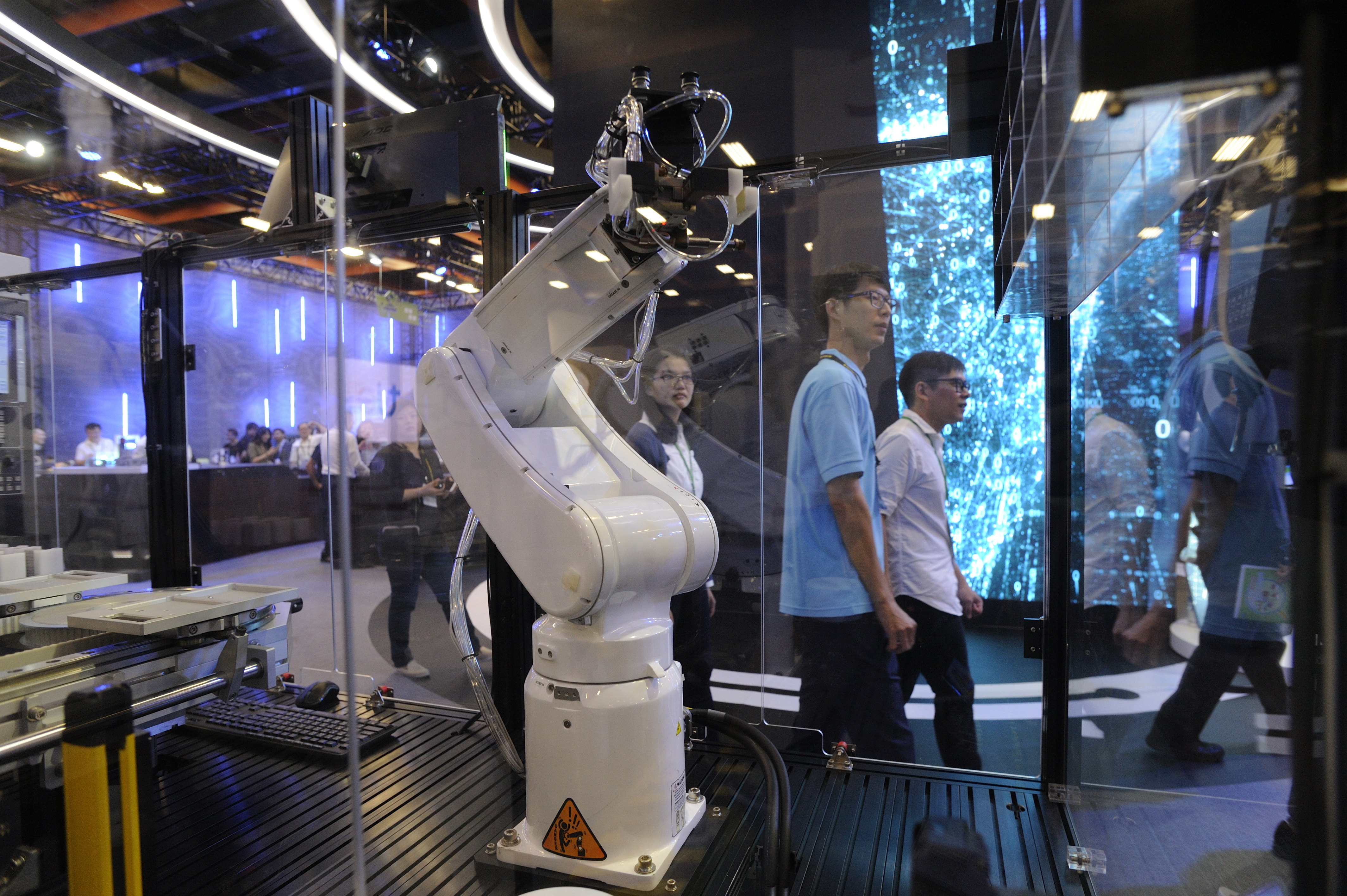 受疫情影響很多廠商被迫停工，未來自動化設備廠、視訊會議等應用將炙手可熱。