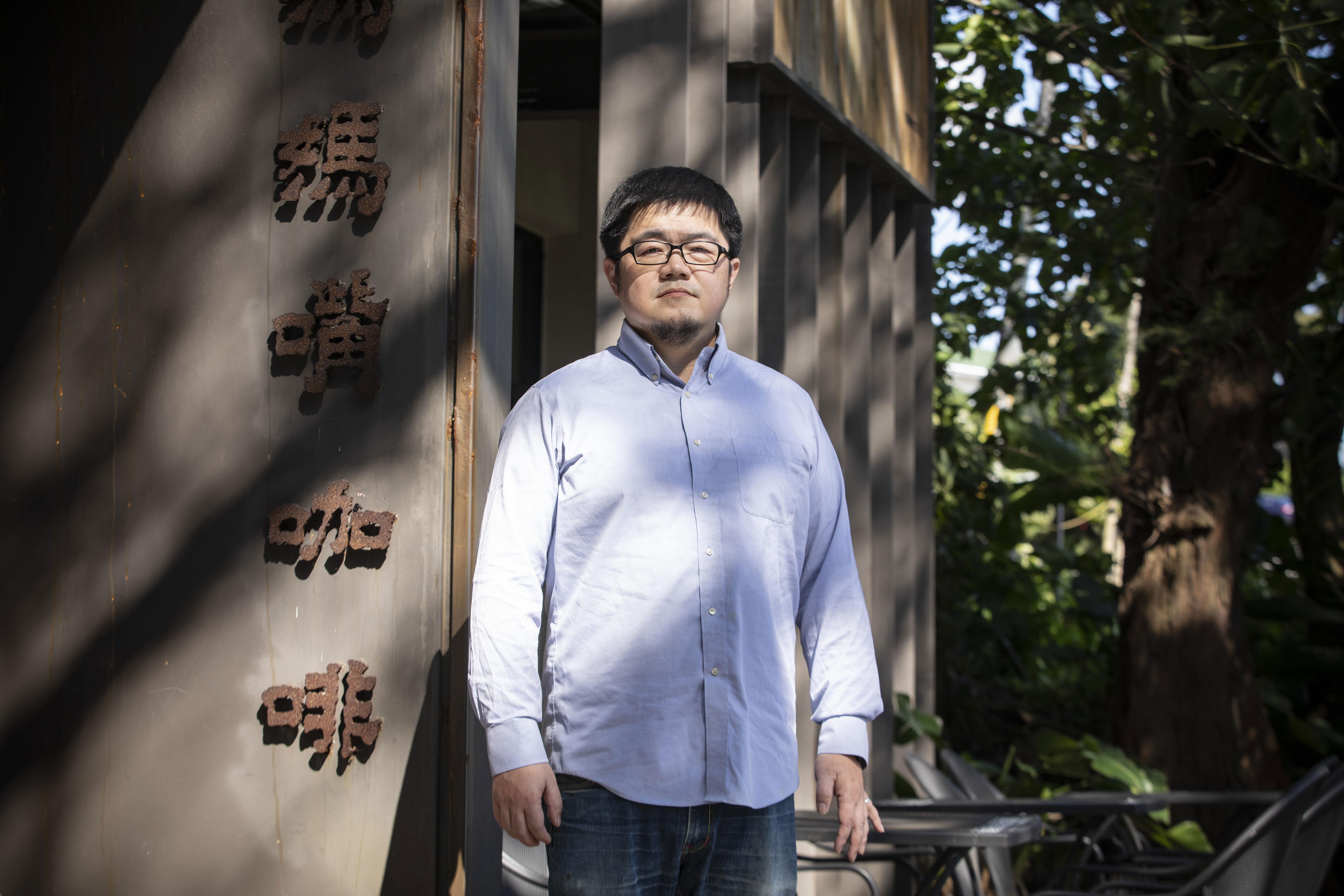 呂炳宏在媽媽嘴分店受訪，當天女兒也在現場，她說因為爸爸煮咖啡很好喝，才會一直有記者來採訪。