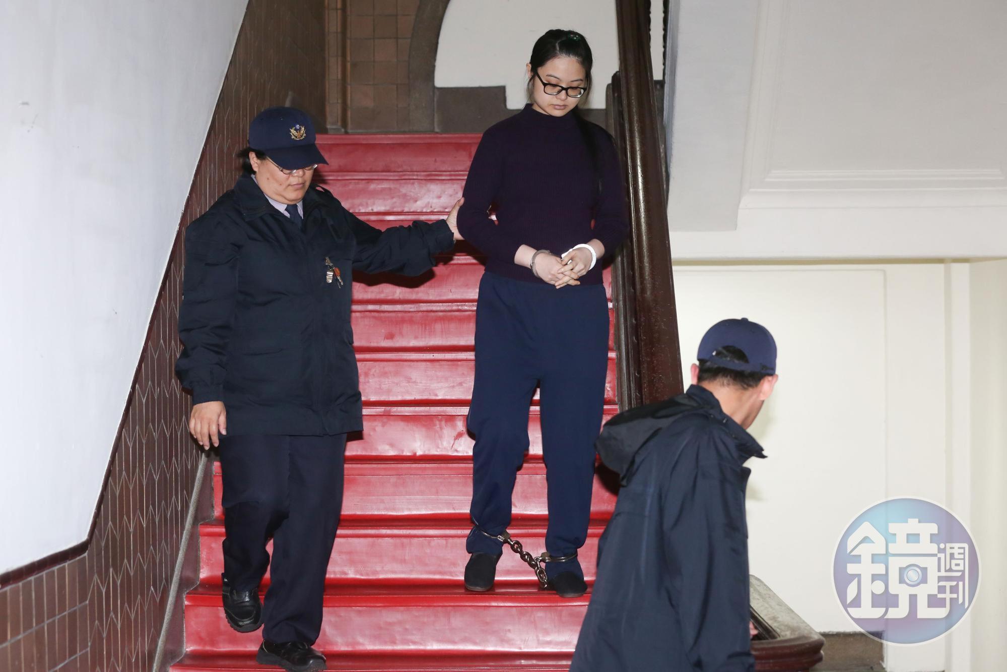 八里雙屍案主謀謝依涵於高等法院出庭畫面。本案目前判謝依涵無期徒刑定讞。