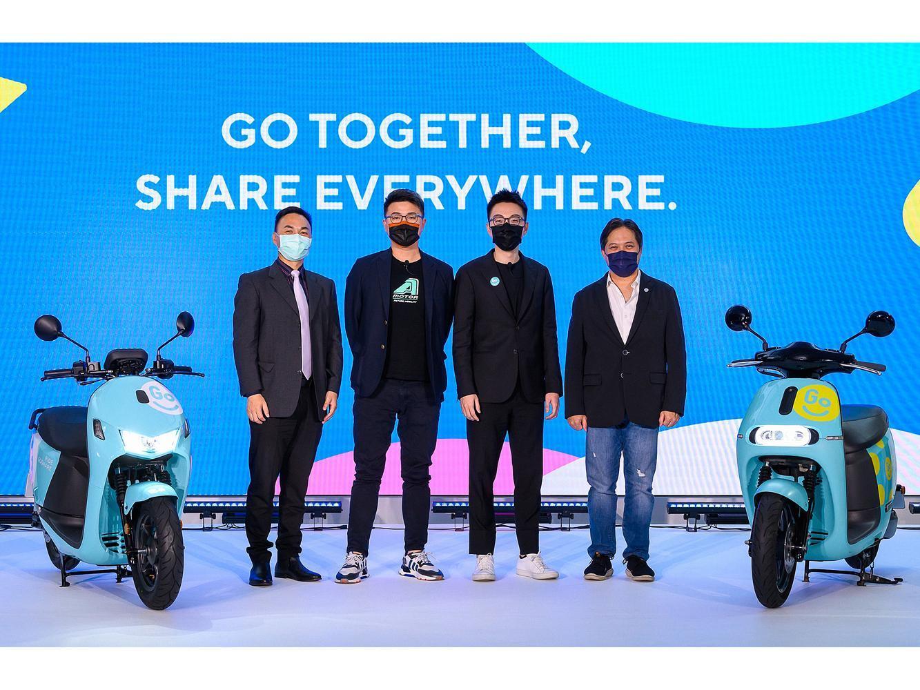 「Explore with GoShare 全球願景夥伴聯盟」首波於新北市青春山海線和台南市落地,從右至左為新北市副市長吳明機、GoShare 新事業總監姜家煒、宏佳騰智慧電車執行長林東閔、台南市交通局長王銘德。