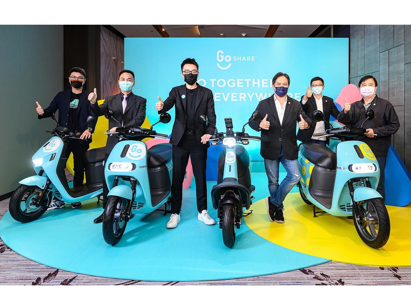 GoShare 移動共享服務展示全車系,從右至左為新北市交通局局長鍾鳴時、新北市觀光旅遊局局長長張其強、新北市副市長吳明機、GoShare 新事業總監姜家煒、台南市交通局長王銘德、宏佳騰智慧電車執行長林東閔。