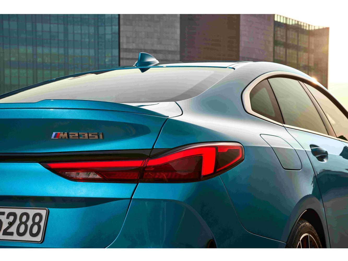 承襲8系列Gran Coupé跑車輪廓，呈現斜背設計的動感奔放。
