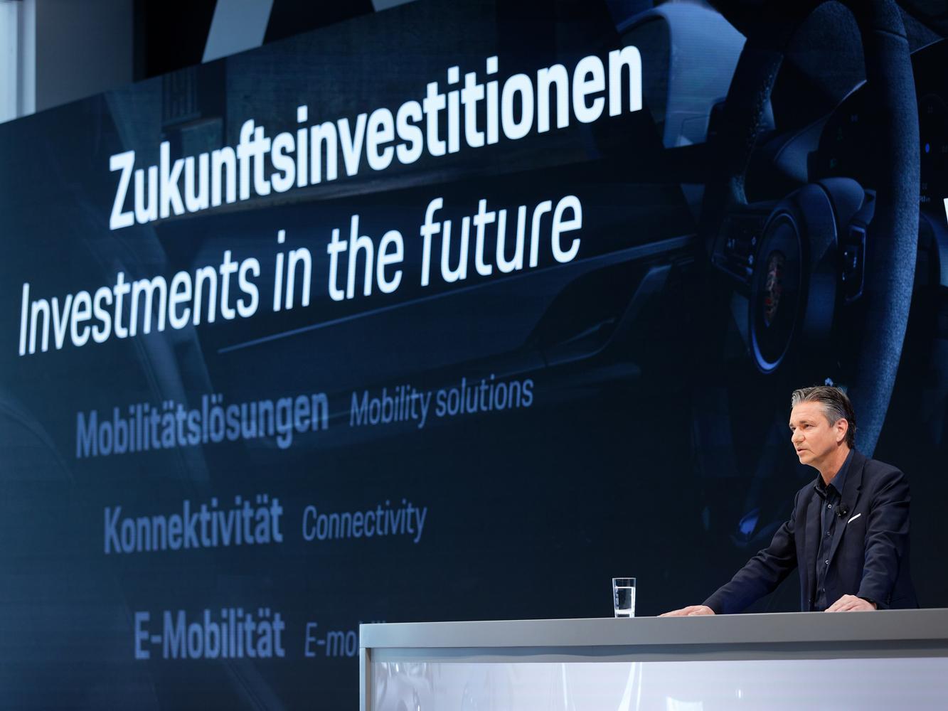 保時捷CFO Lutz Meschke表示:「儘管預計投注大量資源於產品線純電化、數位化,以及各廠區的擴增與改建,保時捷2020年度目標為維持15% 整體銷售報酬率。」