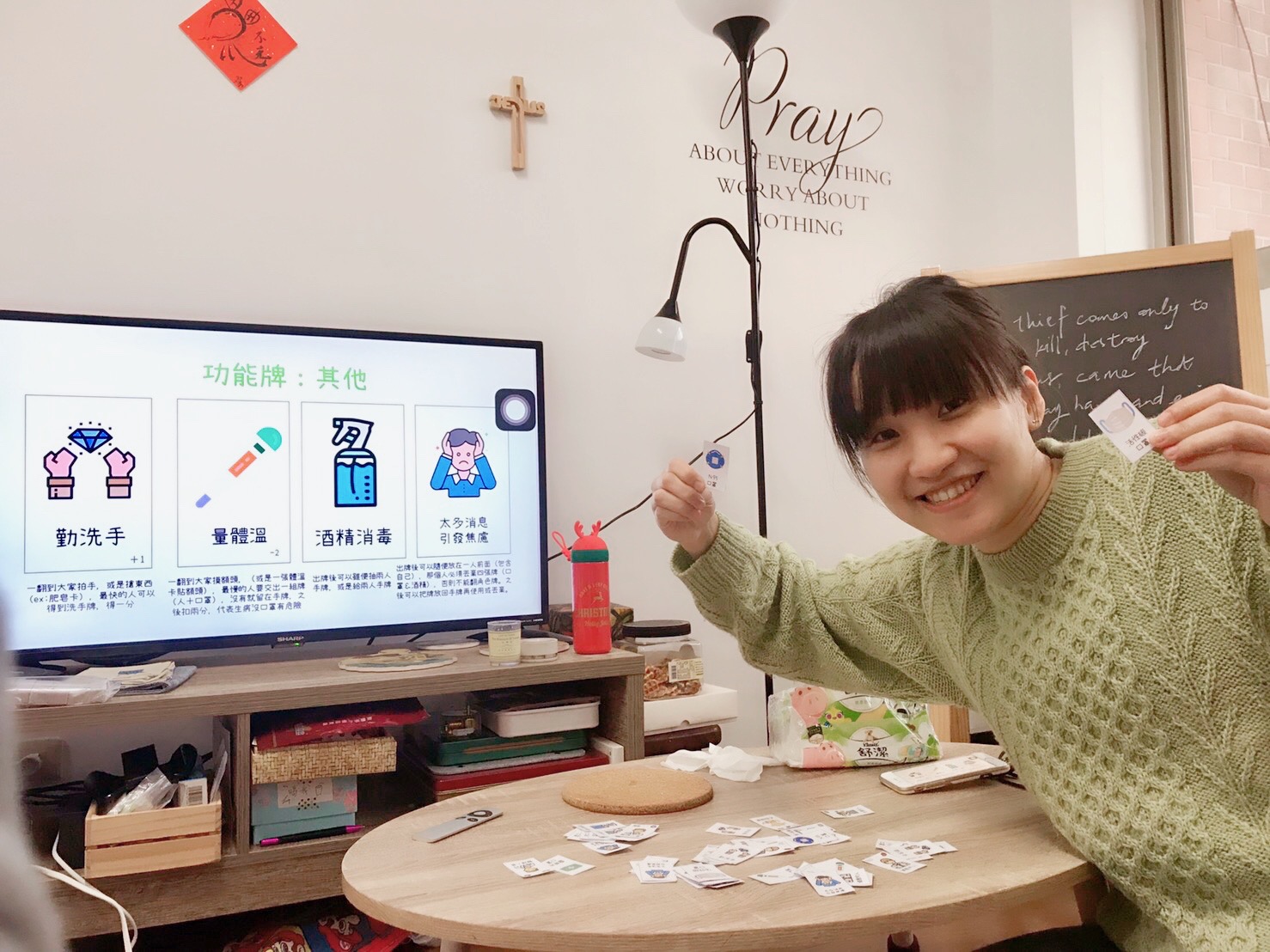 心理師王雅涵從先前的口罩荒激發靈感，設計出桌遊《罩得住》；為了宣導防疫她自己做了簡報說明。（王雅涵提供）