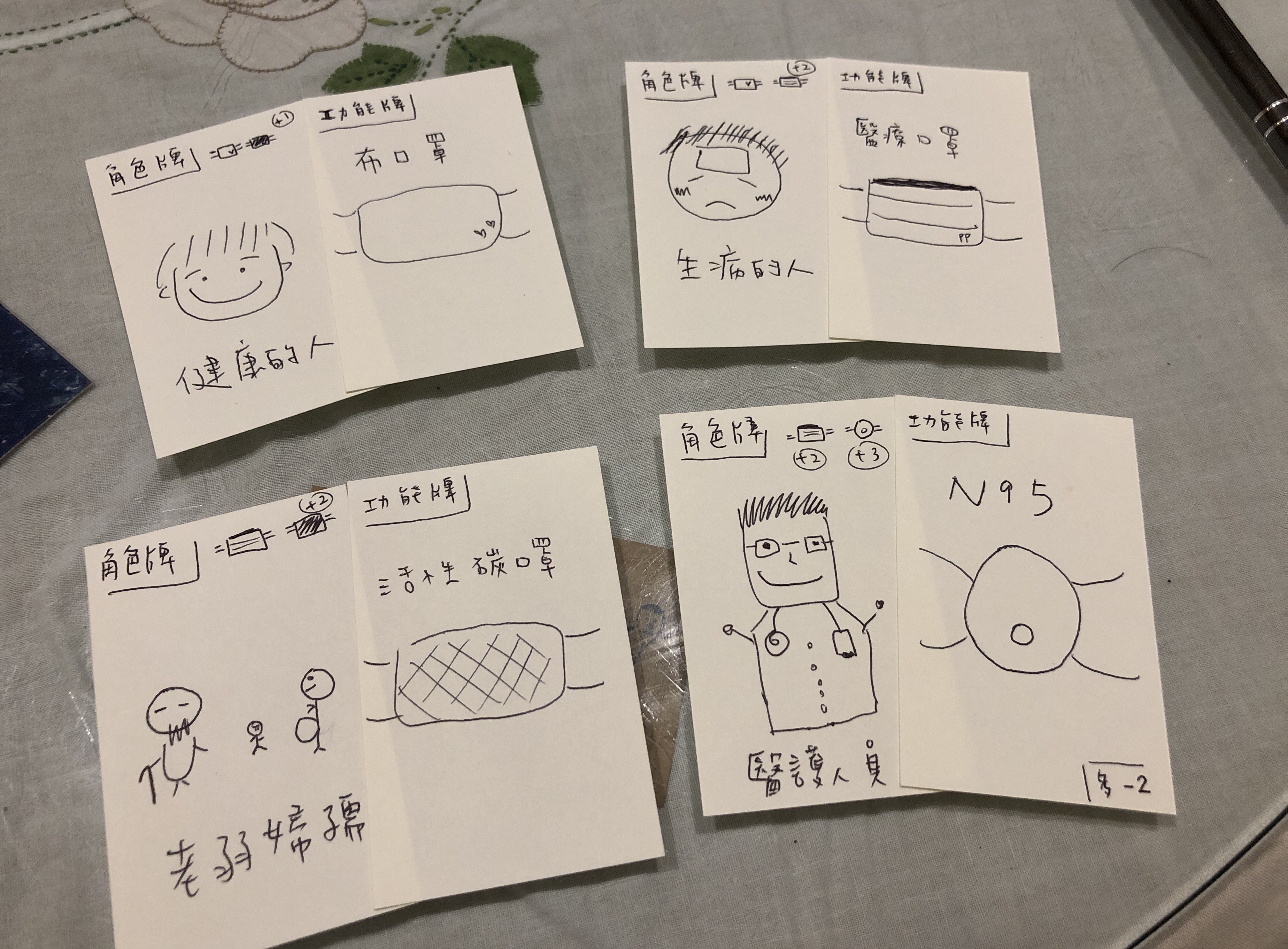 王雅涵邊吃飯邊構思遊戲，隨手畫出卡牌。（王雅涵提供）
