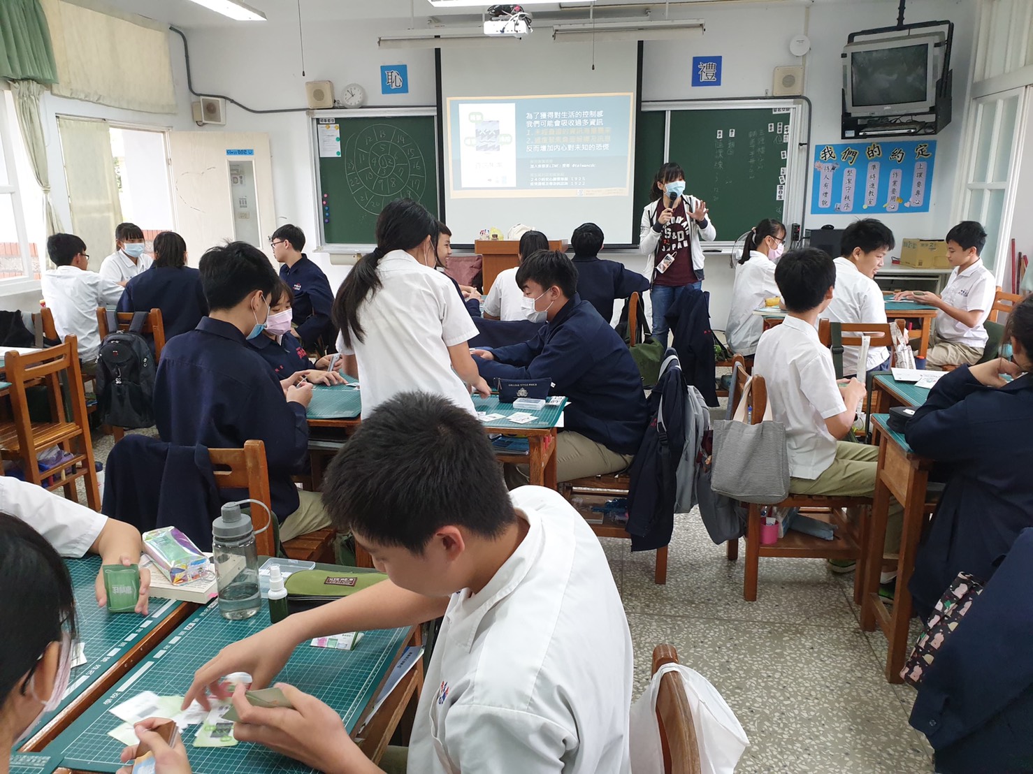 王雅涵在校園進行輔導時，也準備了《罩得住》讓學生試玩，並趁機宣導防疫觀念。（王雅涵提供）