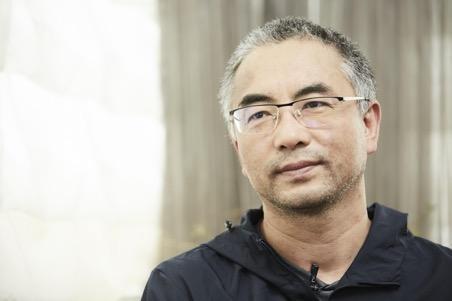 小說家出身的萬瑪才旦，每部電影都自編自導。（萬瑪才旦提供）
