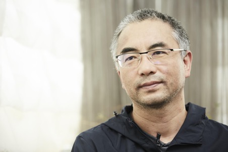 小說家出身的萬瑪才旦,每部電影都自編自導。(萬瑪才旦提供)