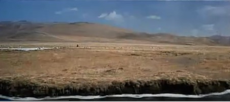 萬瑪才旦以膠卷自編自導拍出21分鐘的畢業短片《草原》。（翻攝自優酷）