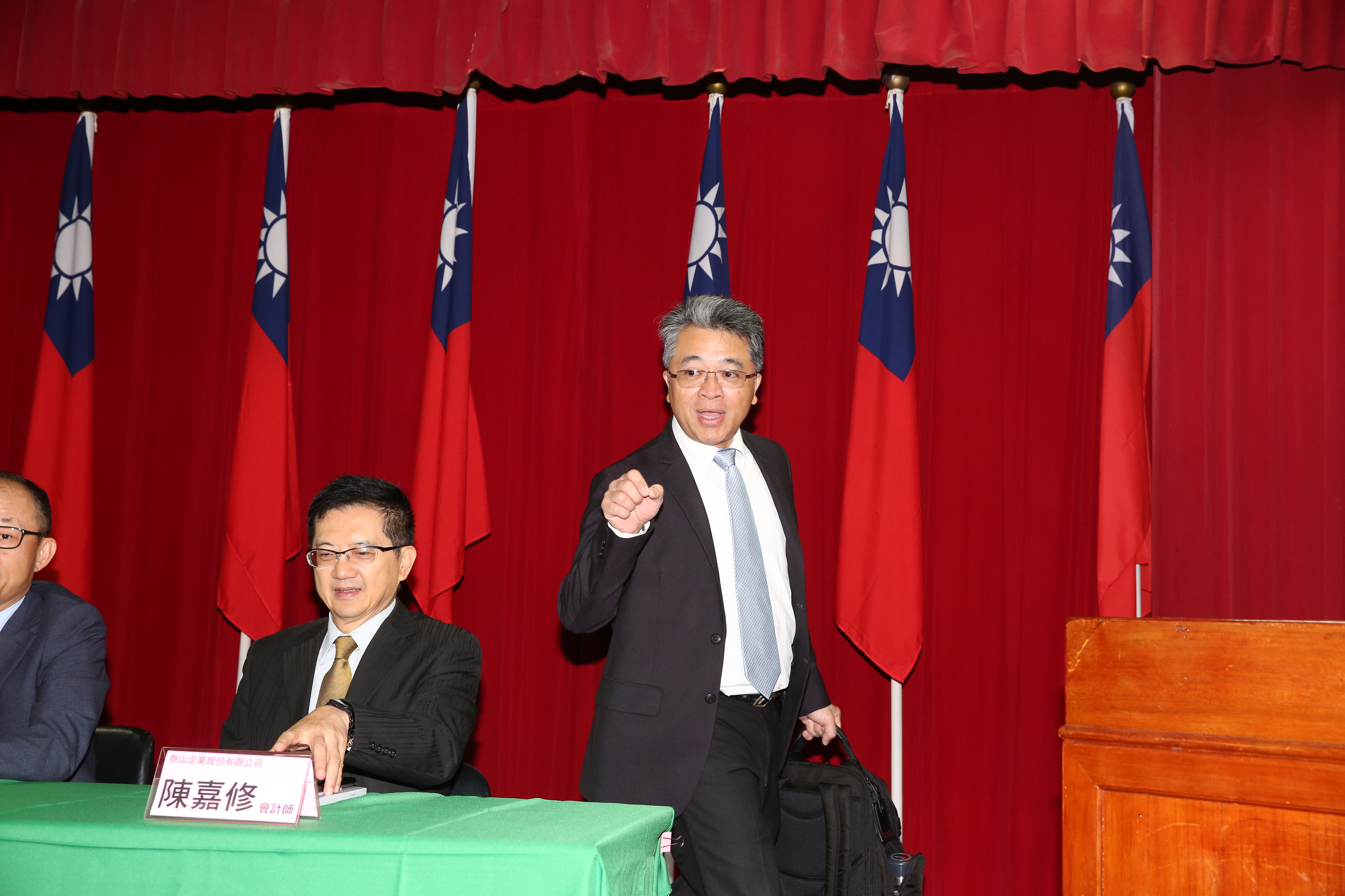 泰山再爆經營權之爭，讓董座詹逸宏陷入危機。