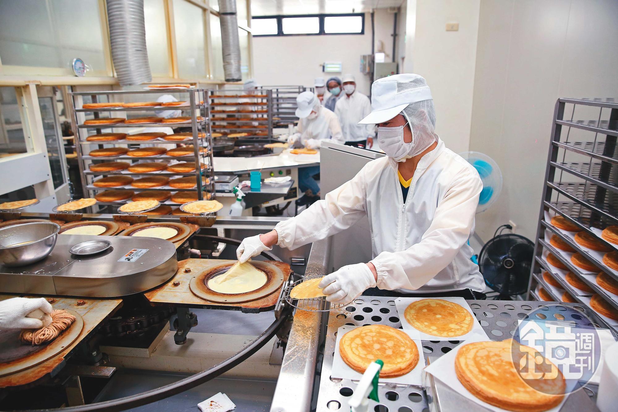 廖憲平從日本進口一台500萬元的煎蛋皮機器，除了用來製作千層蛋糕，也銷售蛋皮給連鎖咖啡店業者。