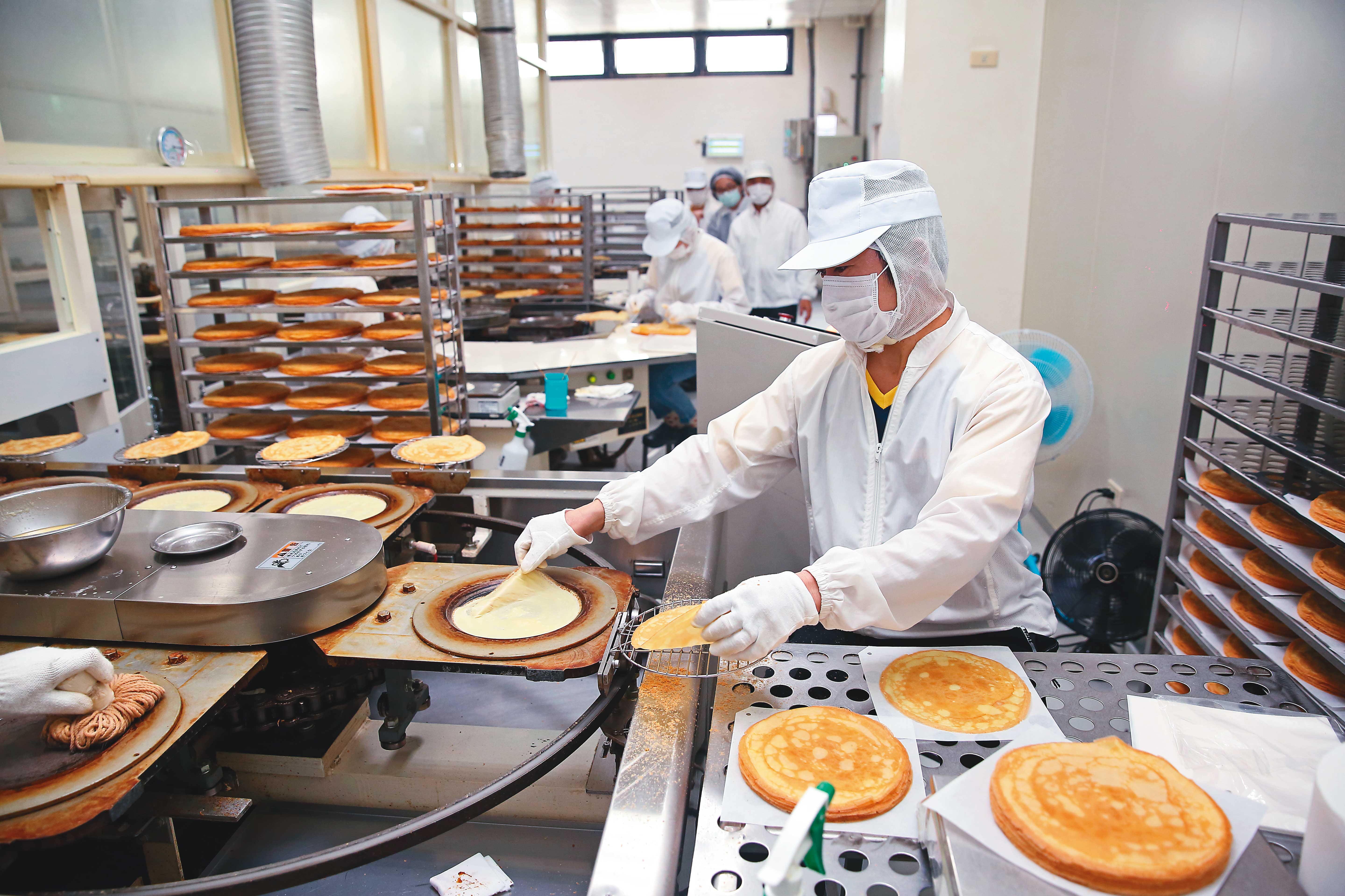 廖憲平從日本進口一台500萬元的煎蛋皮機器,除了用來製作千層蛋糕,也銷售蛋皮給連鎖咖啡店業者。