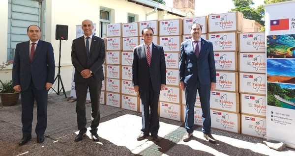 外交部長吳釗燮指出,我國採購100萬片口罩,因廠商供貨能力有限,因此先捐贈10萬片。(翻攝自巴拉圭外交部推特)