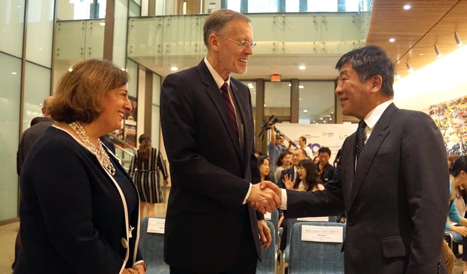 AIT貼出美國官員與陳時中的懷舊合照，左起為美國國務院主管兒童議題資深顧問蘿倫斯、美國在台協會新任處長酈英傑與台灣衛福部長陳時中。（美國在台協會AIT臉書）