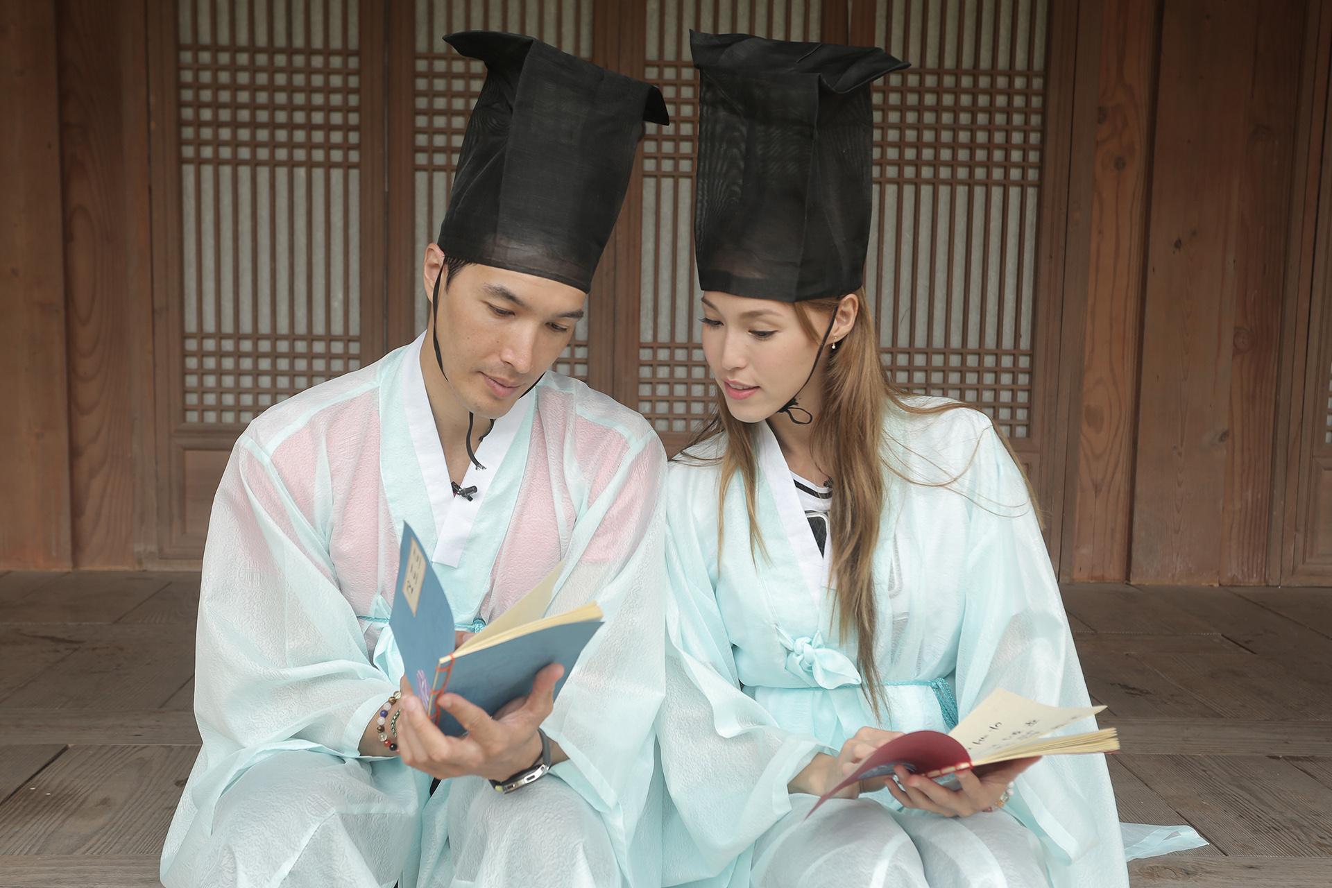 錦榮和Akemi穿上韓服，扮成古人讀書。（亞洲旅遊台提供）