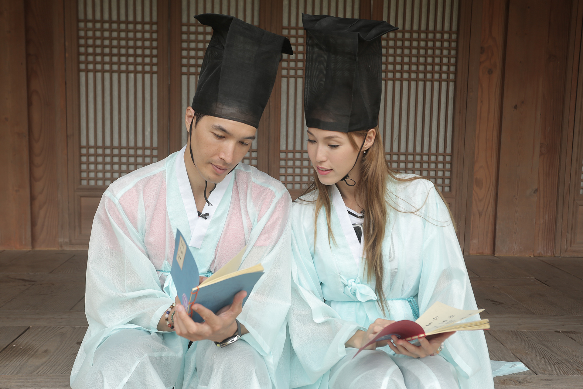 錦榮和Akemi穿上韓服，扮成古人讀書。（亞洲旅遊台提供）