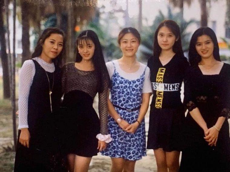 劉真(左2)大學時和同是國標舞愛好的女同學們合照。(翻攝自蔡輝煌臉書)