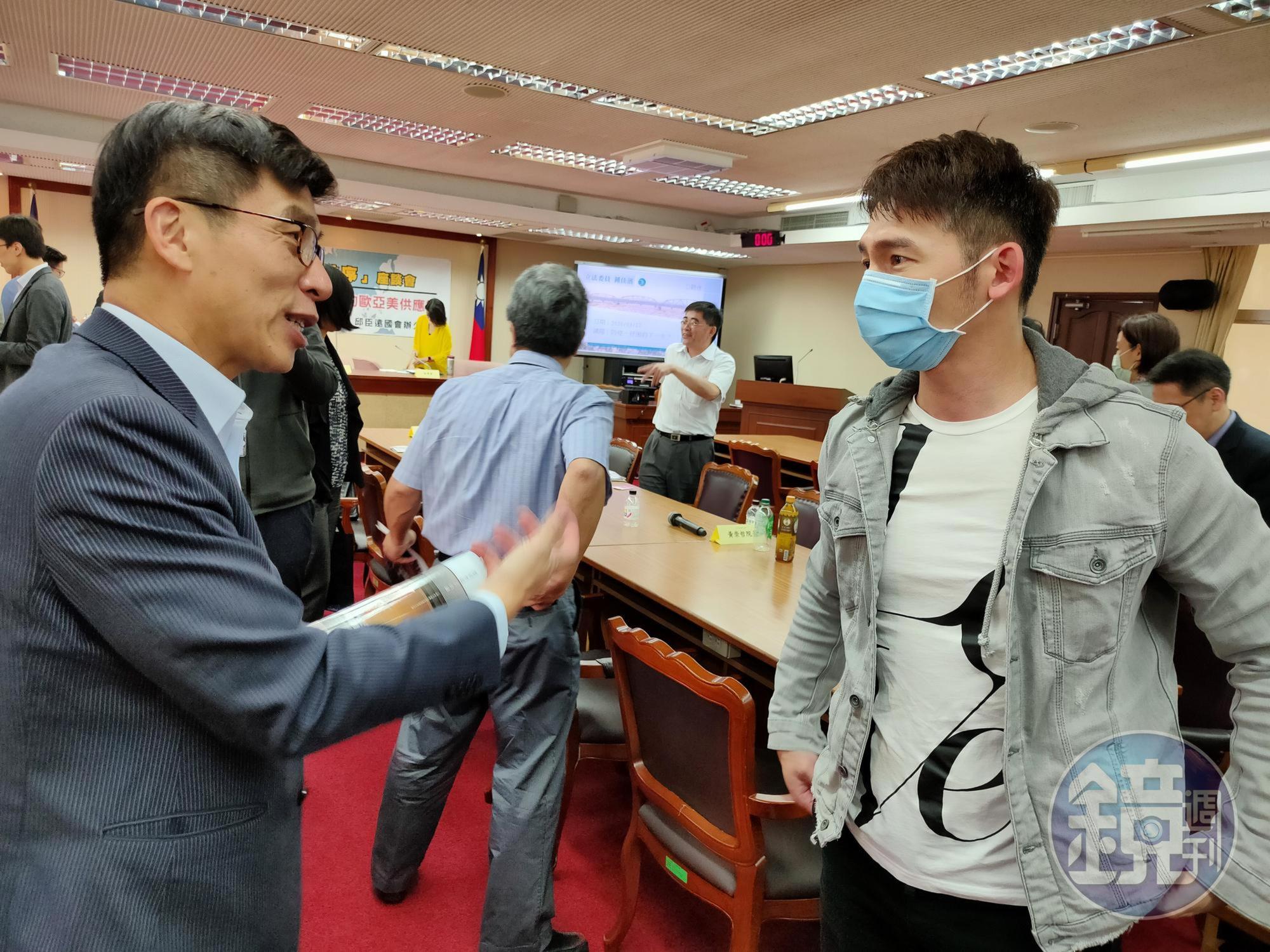 藝人溫昇豪（右）今到立法院旁聽由立委鍾佳濱（左）等人主辦的產業座談會。