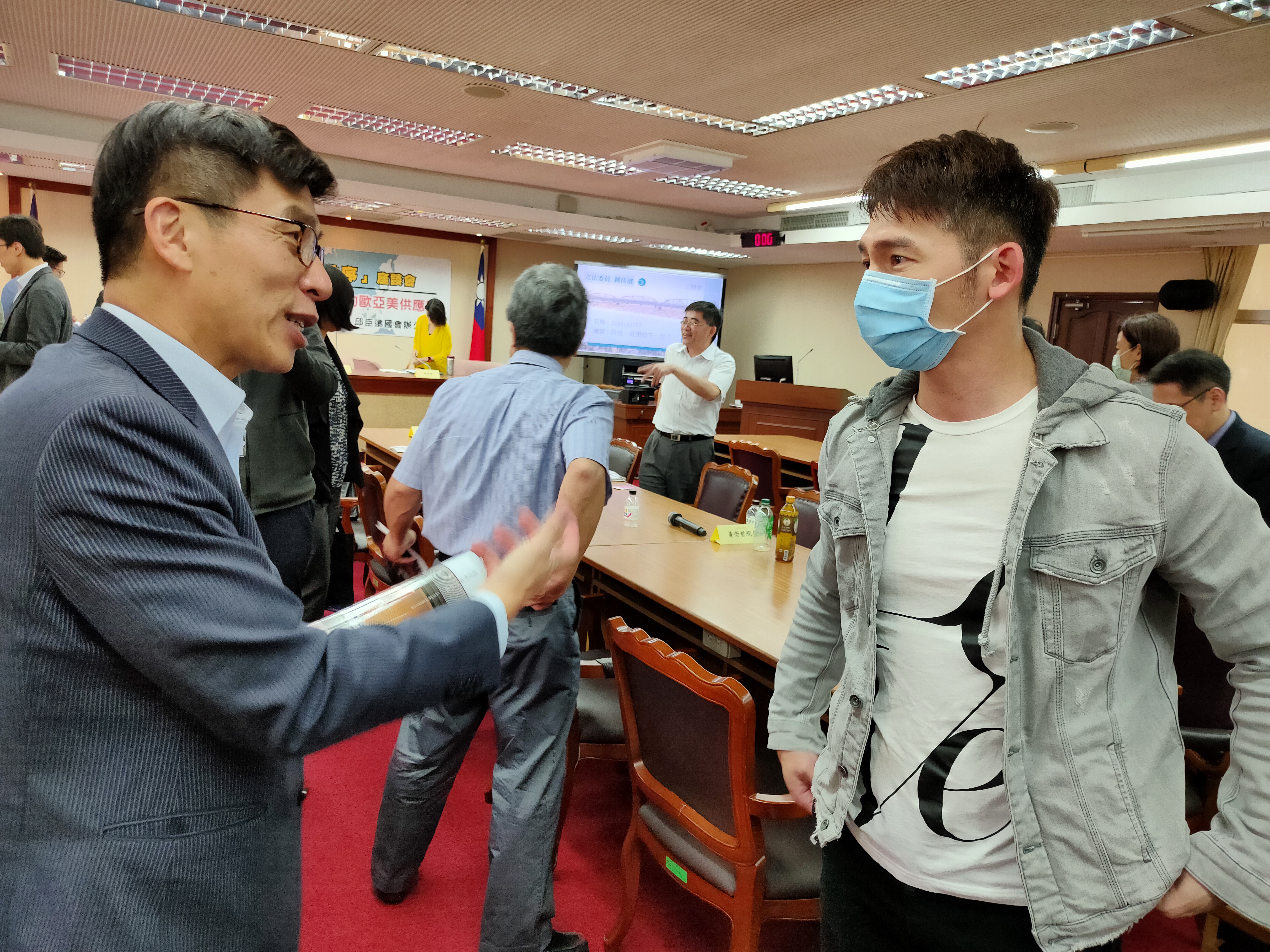 藝人溫昇豪（右）今到立法院旁聽由立委鍾佳濱（左）等人主辦的產業座談會。