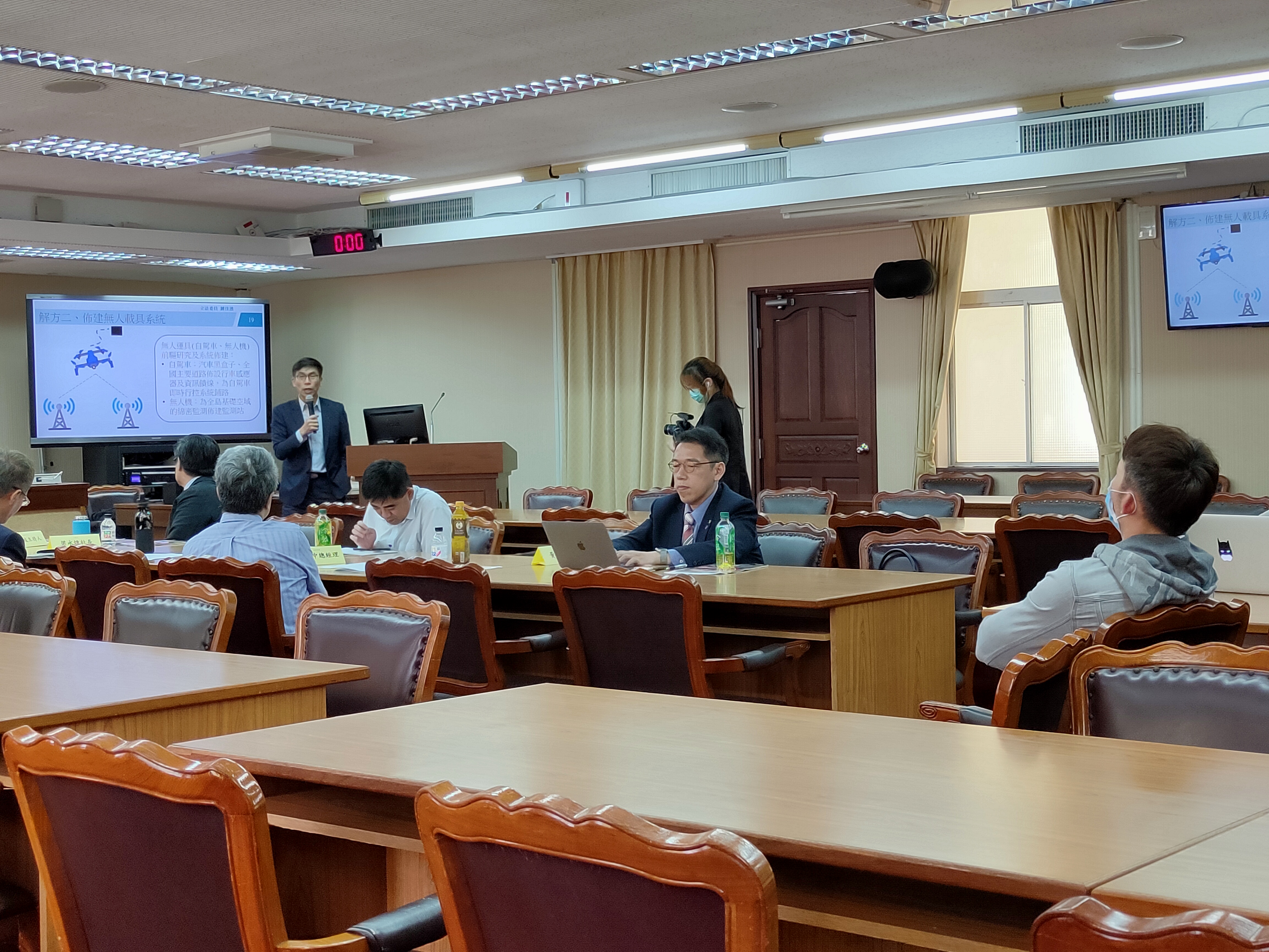 溫昇豪(右)在座談會場全程戴著口罩旁聽。
