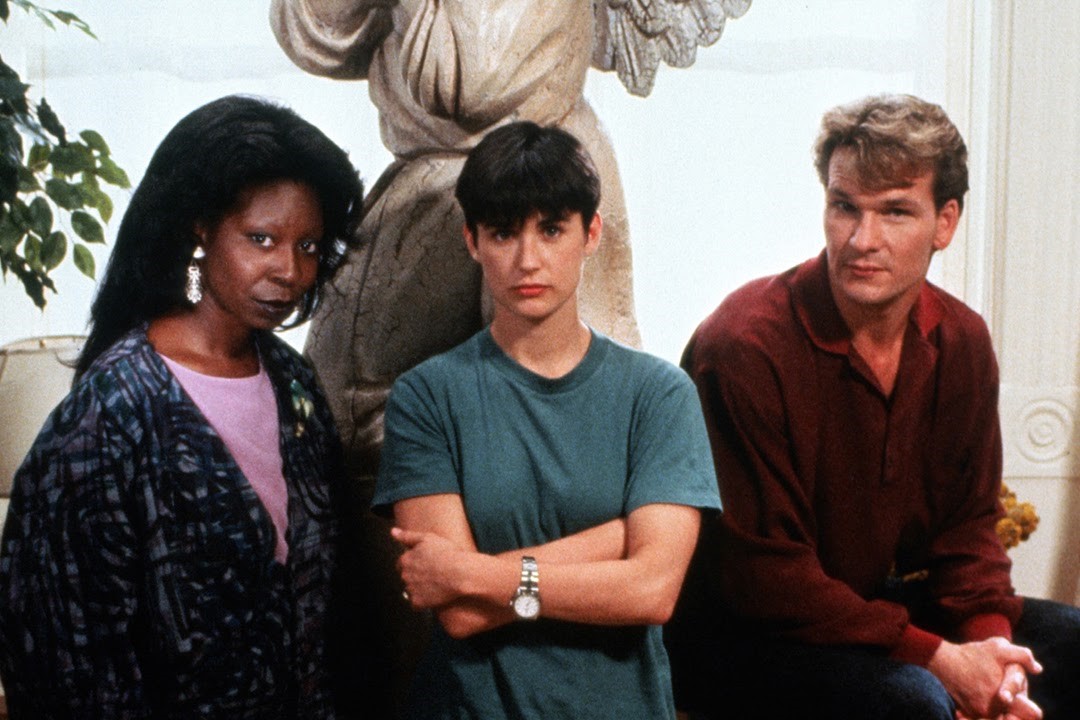 《第六感生死戀》靈媒、人、鬼組合：琥碧戈柏（左起）、黛咪摩爾與派屈克史威茲。（傑捷電影提供）