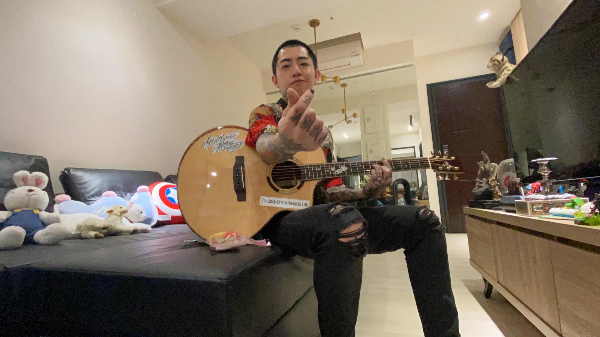 謝和弦連日暴走演出,謝父看不下去上台北救兒子。(讀者提供)