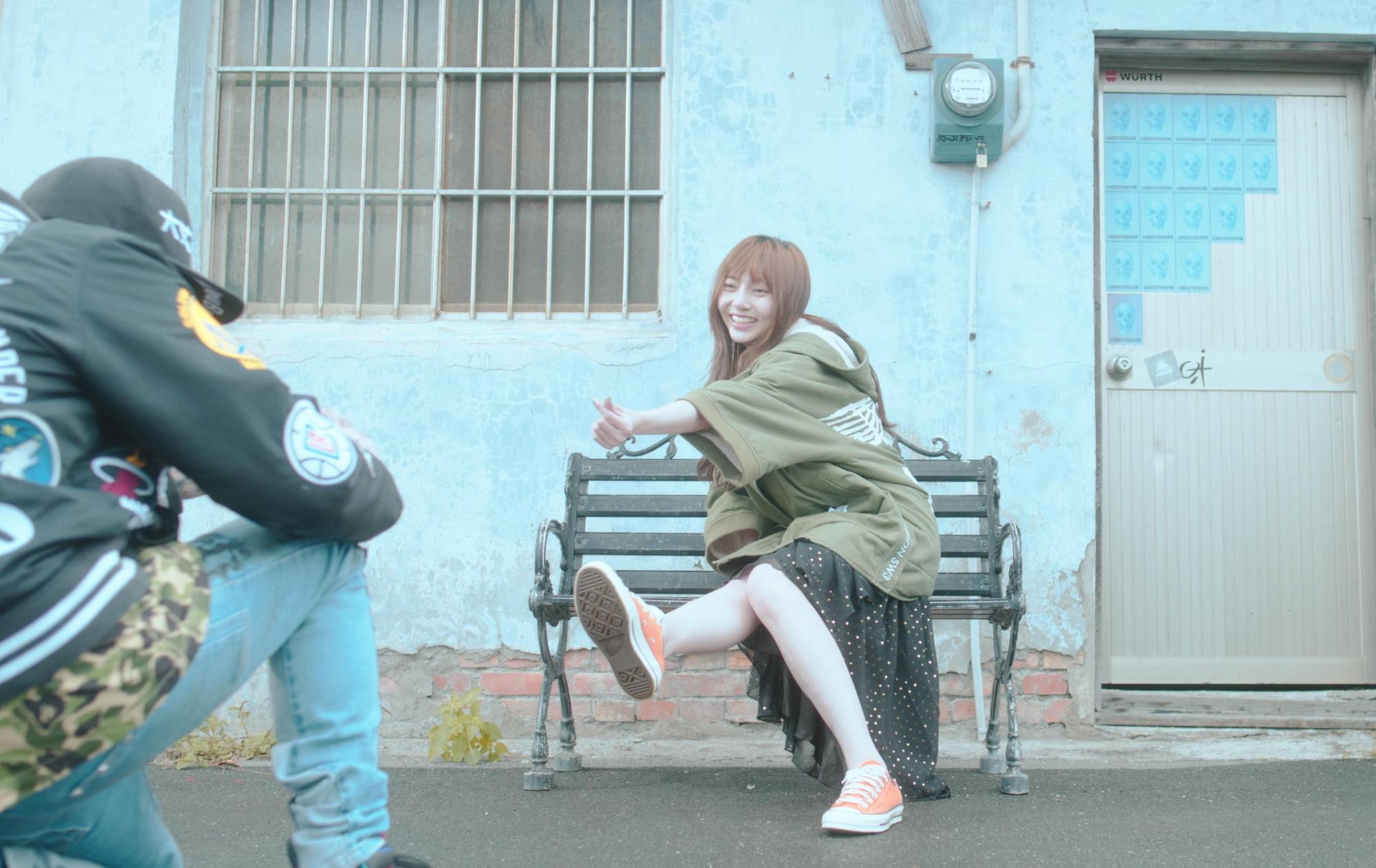 謝和弦認愛新歡莉婭後,為她製作新歌〈小星星〉,兩人還一起拍MV。(讀者提供)