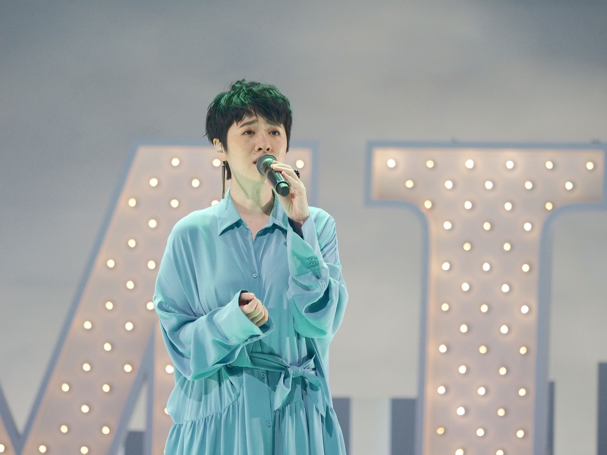 創作女歌手岑寧兒Yoyo日前參加公視節目《音樂萬萬歲 4》錄影，在節目中分享自己從合聲到現在挑大樑的辛酸。（公視提供）