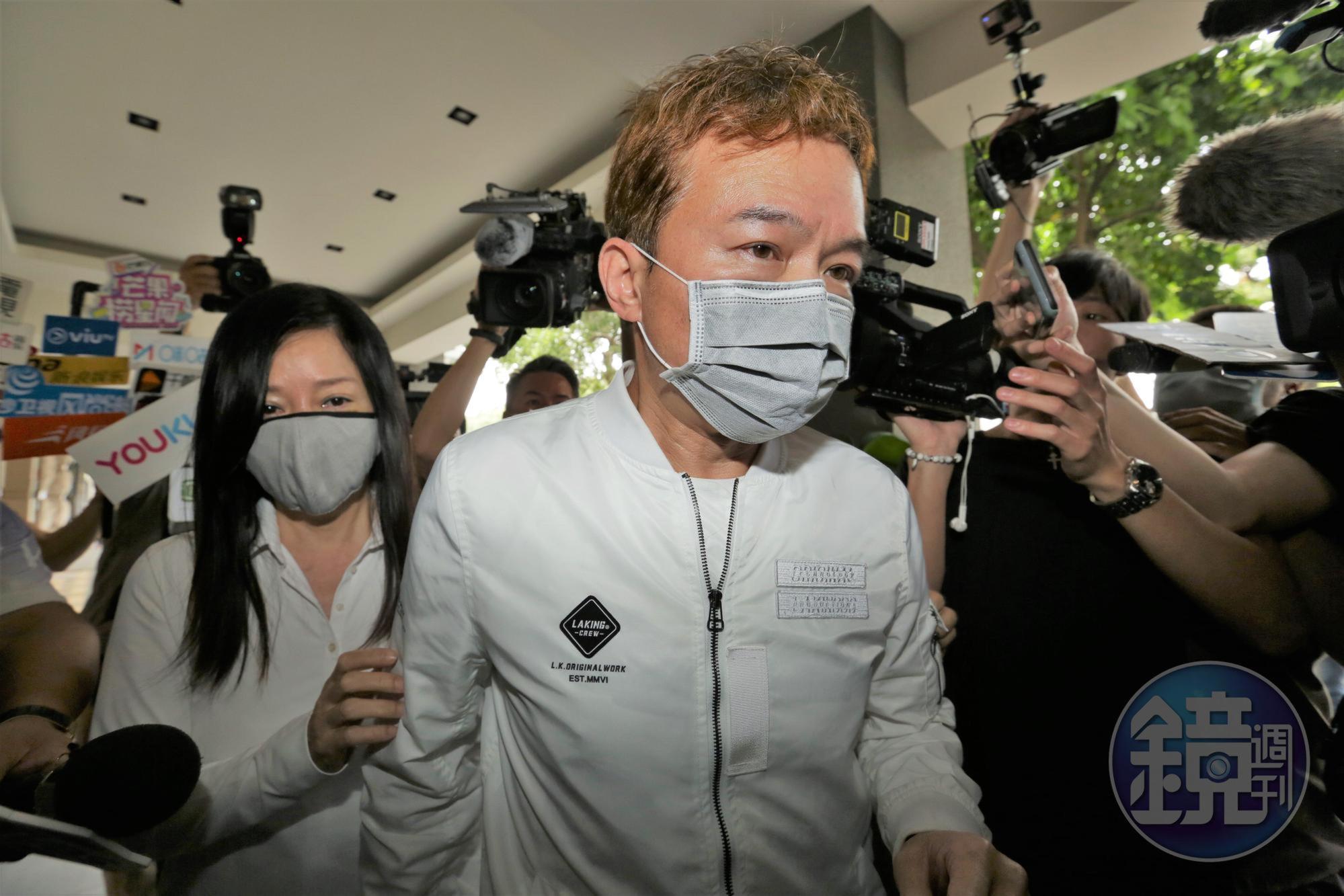 孫鵬牽著狄鶯步入靈堂弔唁好友劉真。