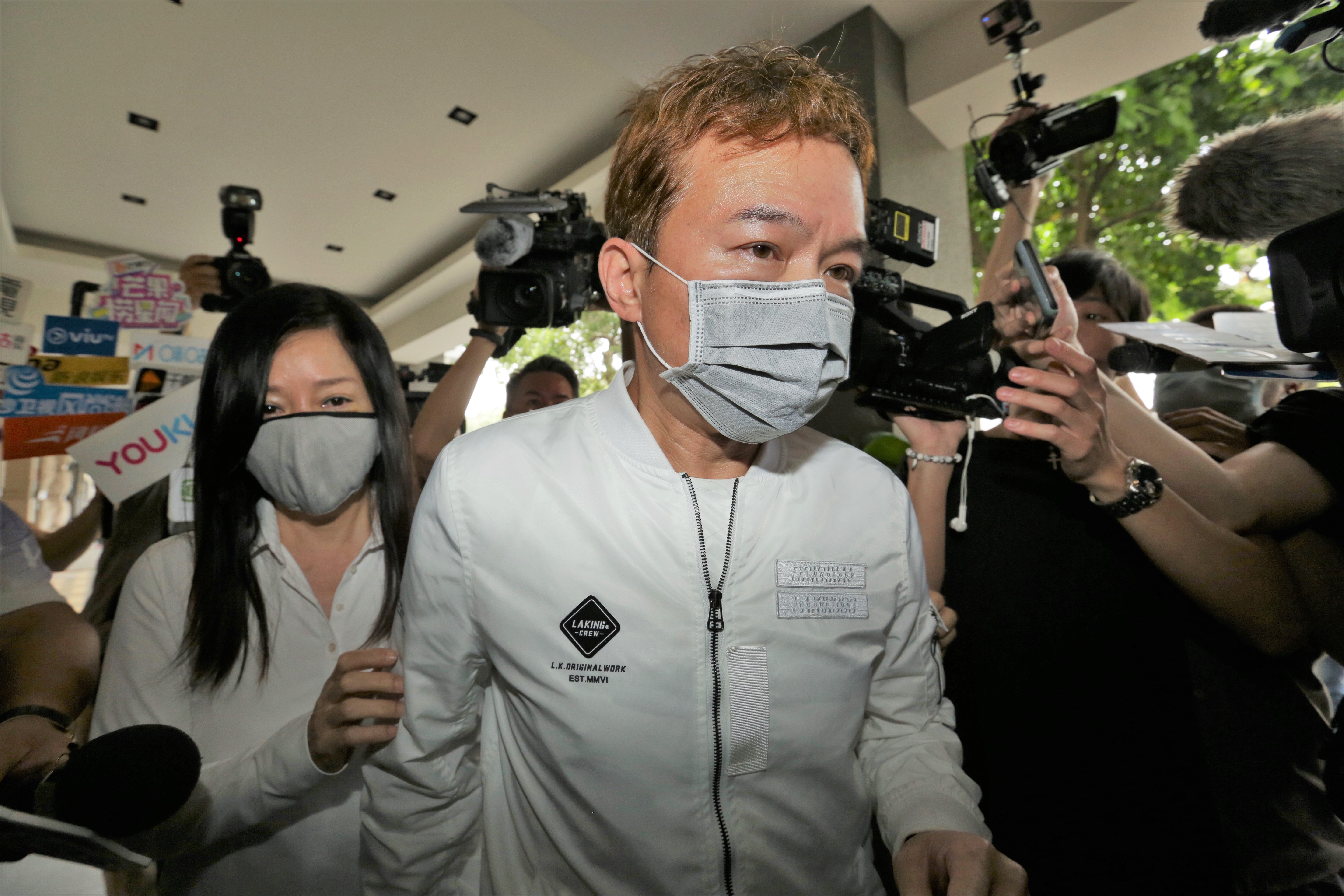 孫鵬牽著狄鶯步入靈堂弔唁好友劉真。