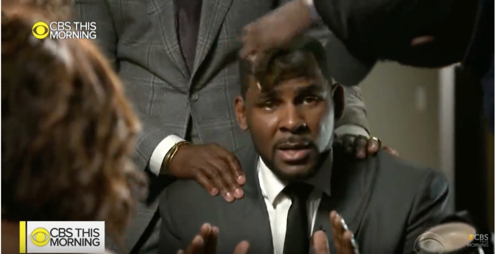 勞凱利去年在電視訪問中辯白，邊哭邊補妝，堪稱最戲劇化的一幕。（翻攝自CBS This Morning官方YouTube）