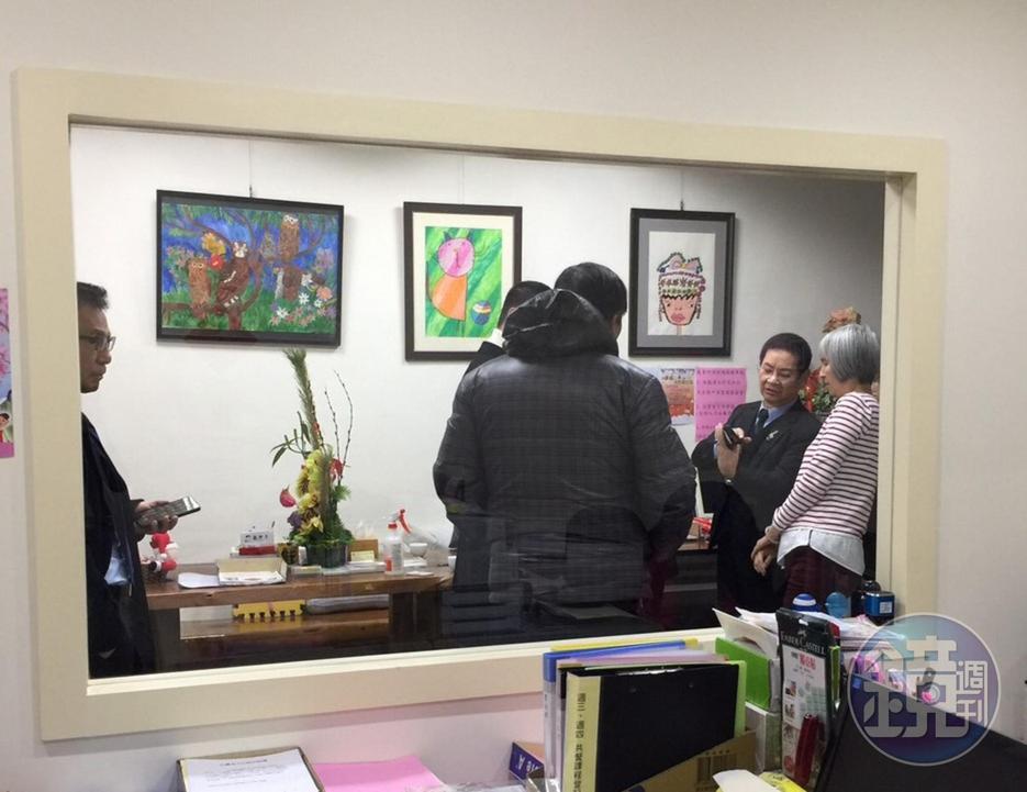 乾龍精舍的負責人2月4日下午曾到永和里辦公室拜訪。（讀者提供）