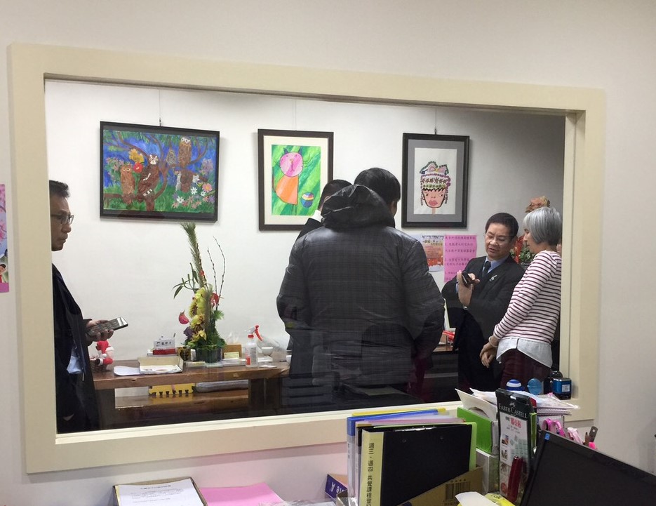 乾龍精舍的負責人2月4日下午曾到永和里辦公室拜訪。（讀者提供）