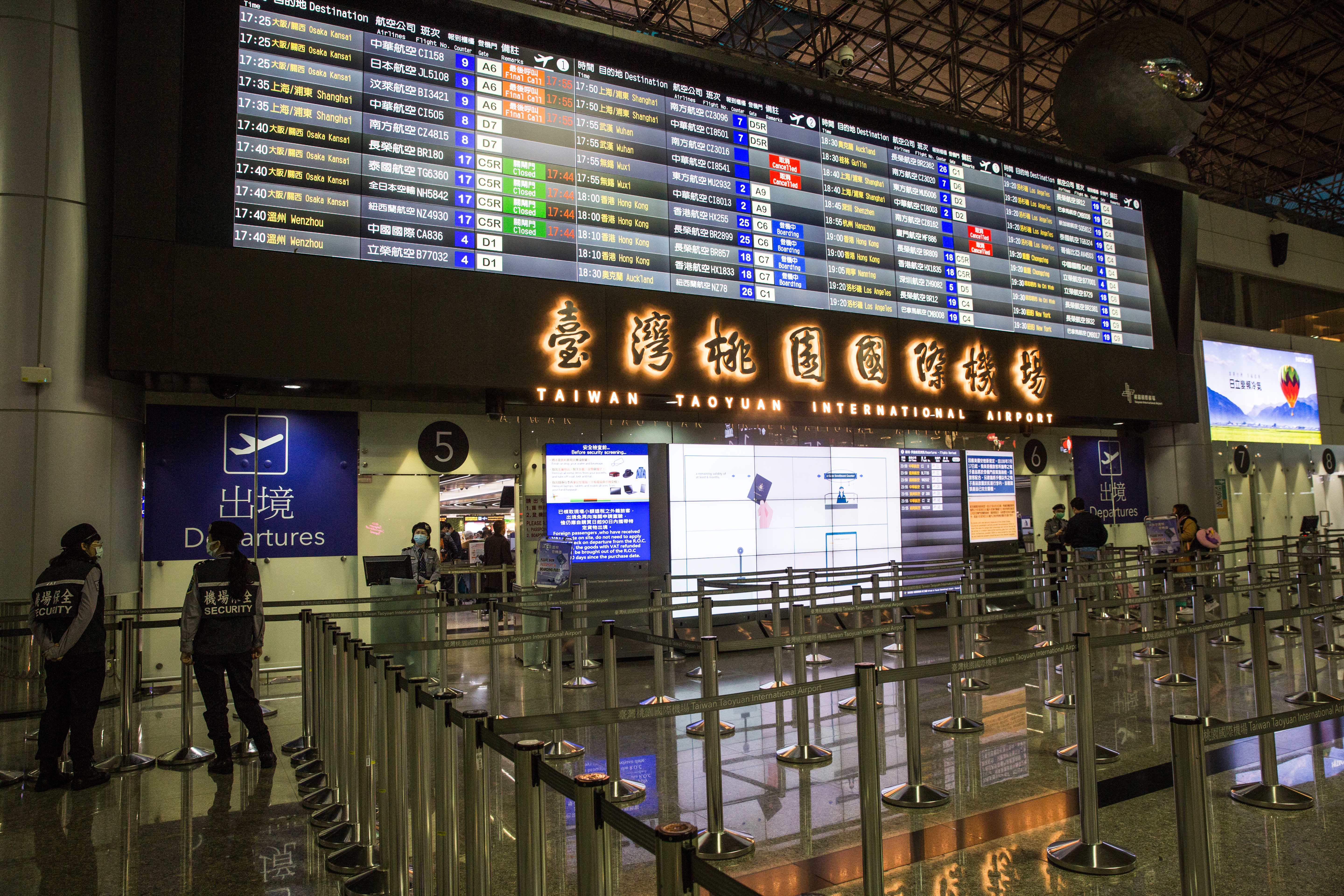 上海卻傳出一名從桃機出發的美籍旅客抵達上海後確診。