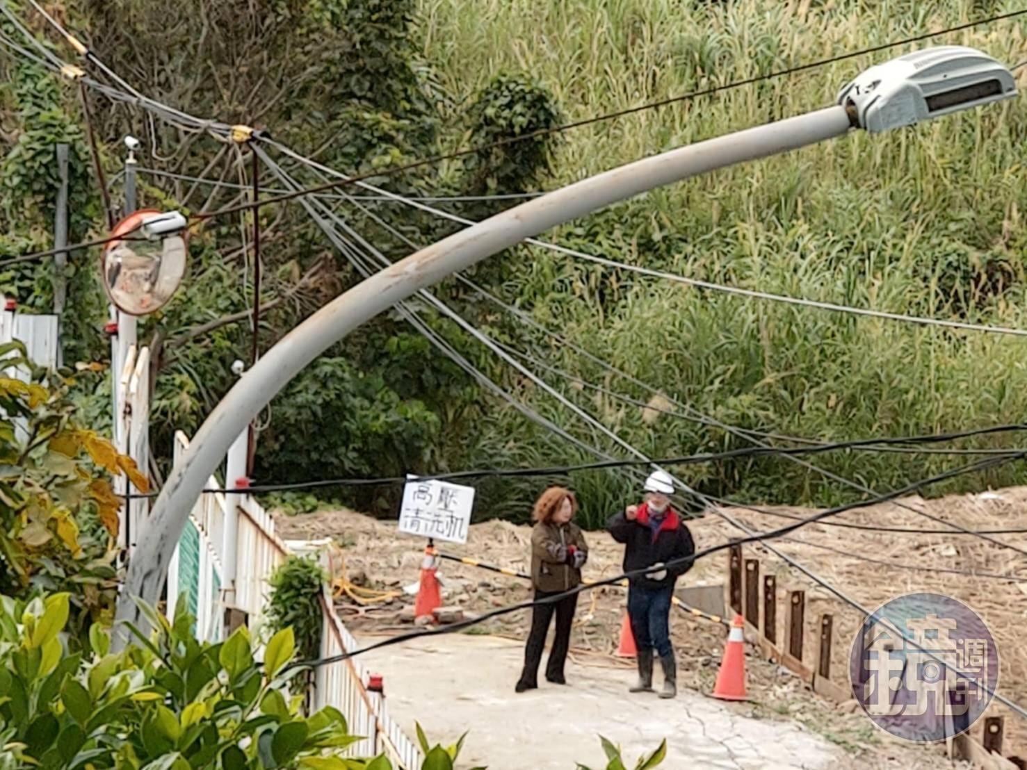 全笳卉(左)曾到北投行義路上興建中的2棟道場建物勘查。(爆料民眾提供)