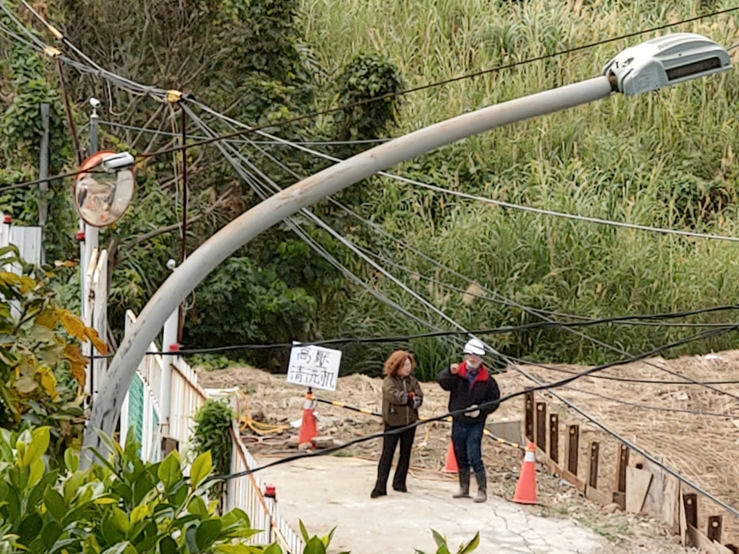全笳卉（左）曾到北投行義路上興建中的2棟道場建物勘查。（爆料民眾提供）
