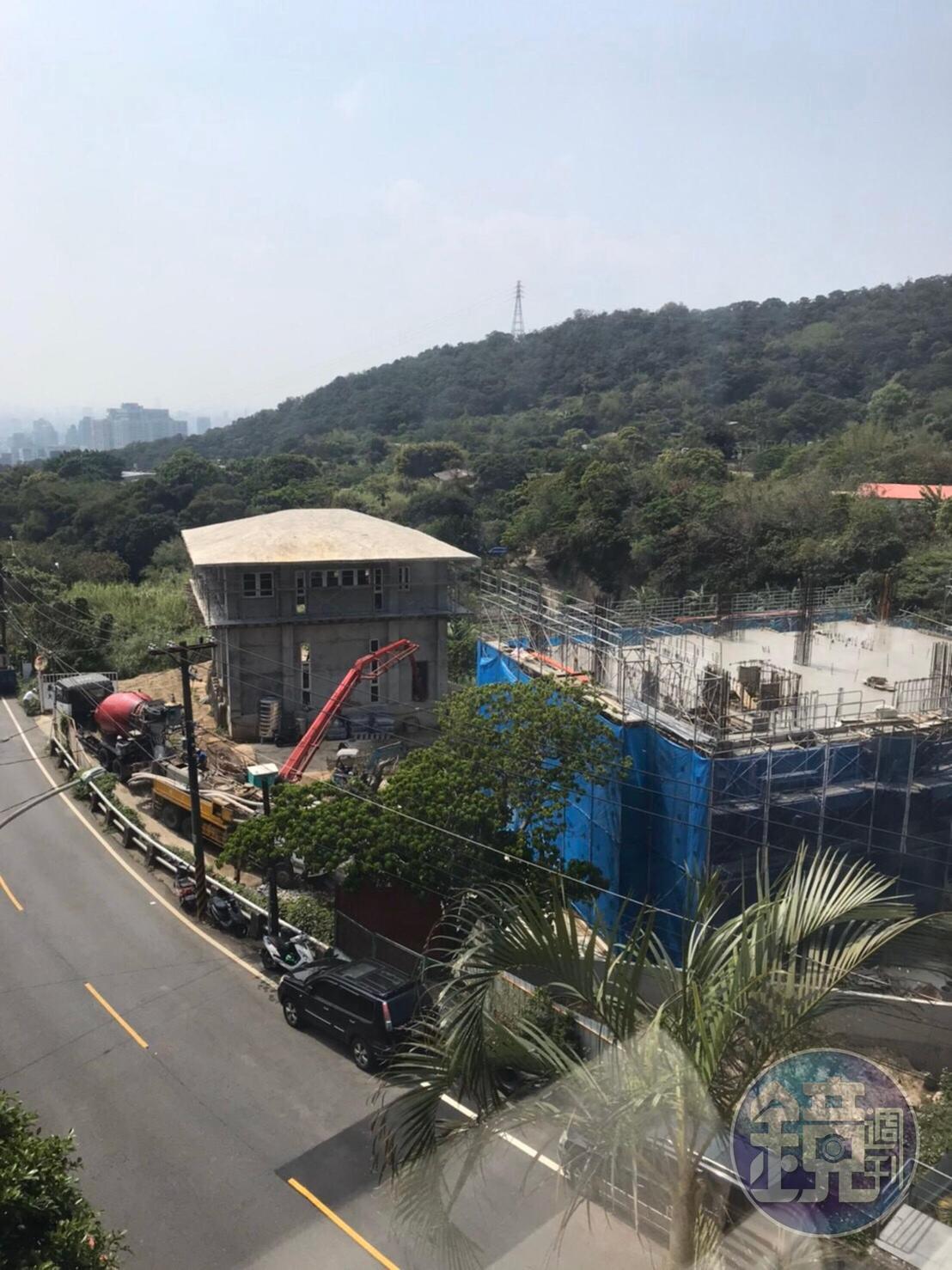 全笳卉在北投行義路上興建中的2棟道場建物被質疑位於山坡地保護區。(爆料民眾提供)
