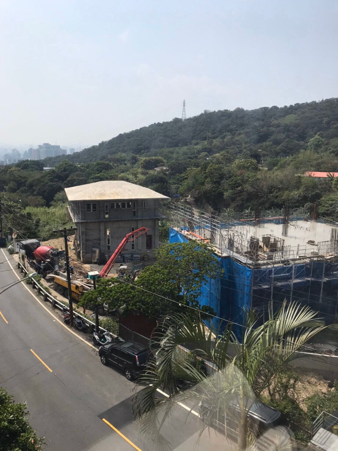 全笳卉在北投行義路上興建中的2棟道場建物被質疑位於山坡地保護區。（爆料民眾提供）